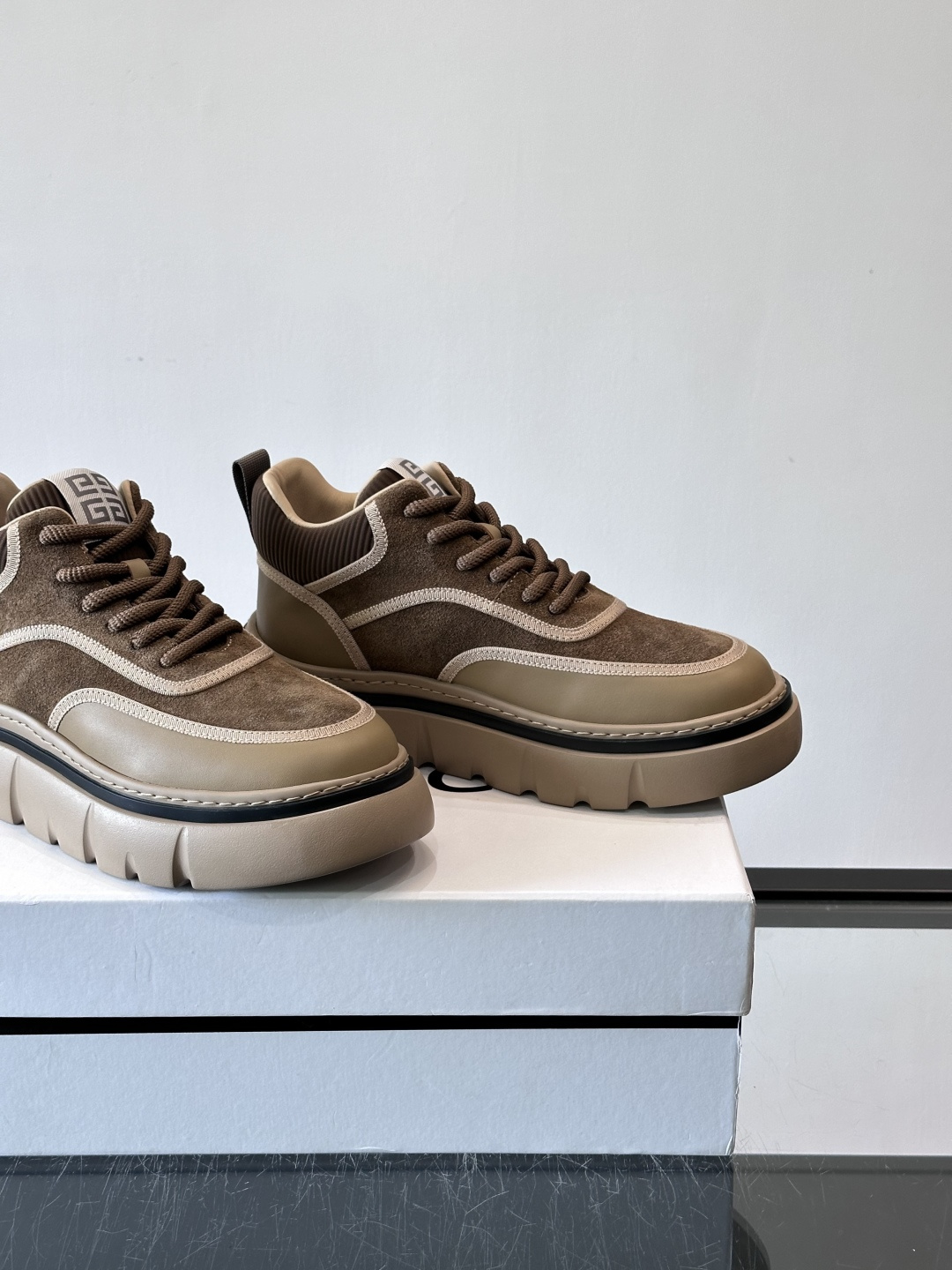 G纪梵希男士厚底休闲鞋，采用麂皮+牛皮拼接，质感细腻又耐用。厚底设计有增高效果，还能缓解走路疲劳，日常通