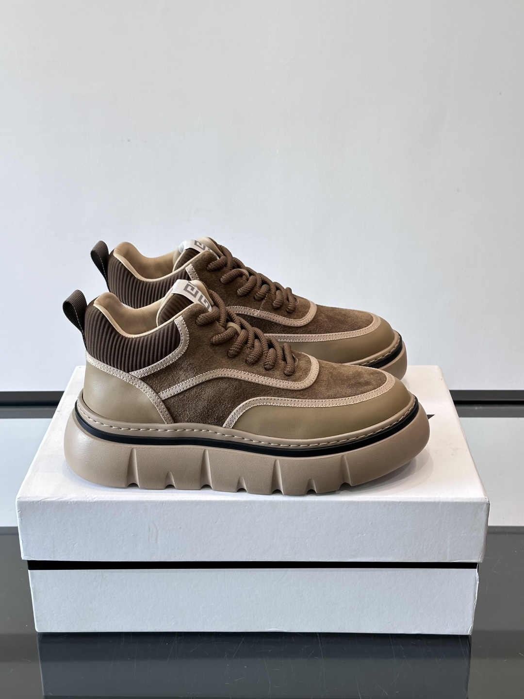 G纪梵希男士厚底休闲鞋，采用麂皮+牛皮拼接，质感细腻又耐用。厚底设计有增高效果，还能缓解走路疲劳，日常通