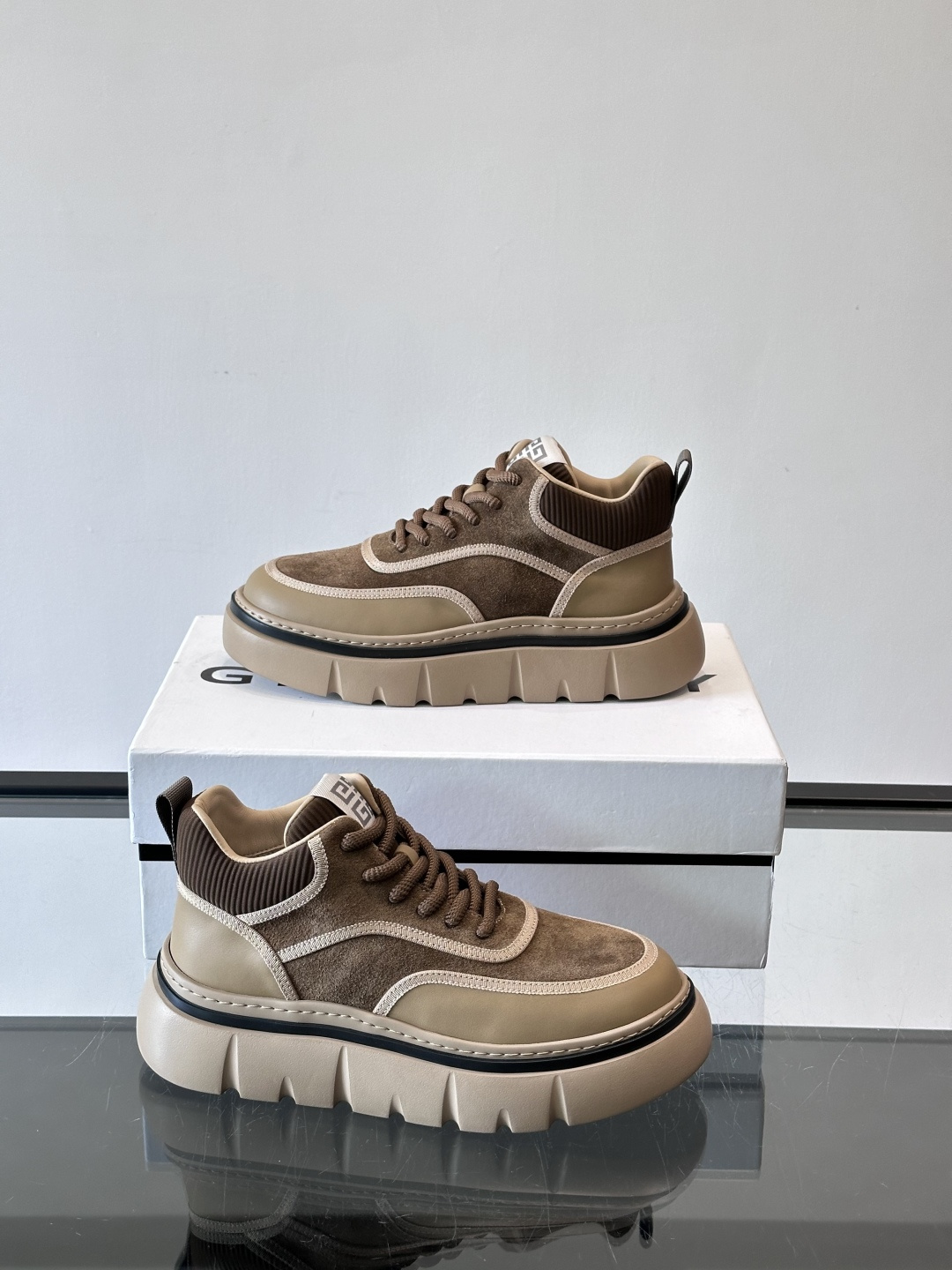 G纪梵希男士厚底休闲鞋，采用麂皮+牛皮拼接，质感细腻又耐用。厚底设计有增高效果，还能缓解走路疲劳，日常通