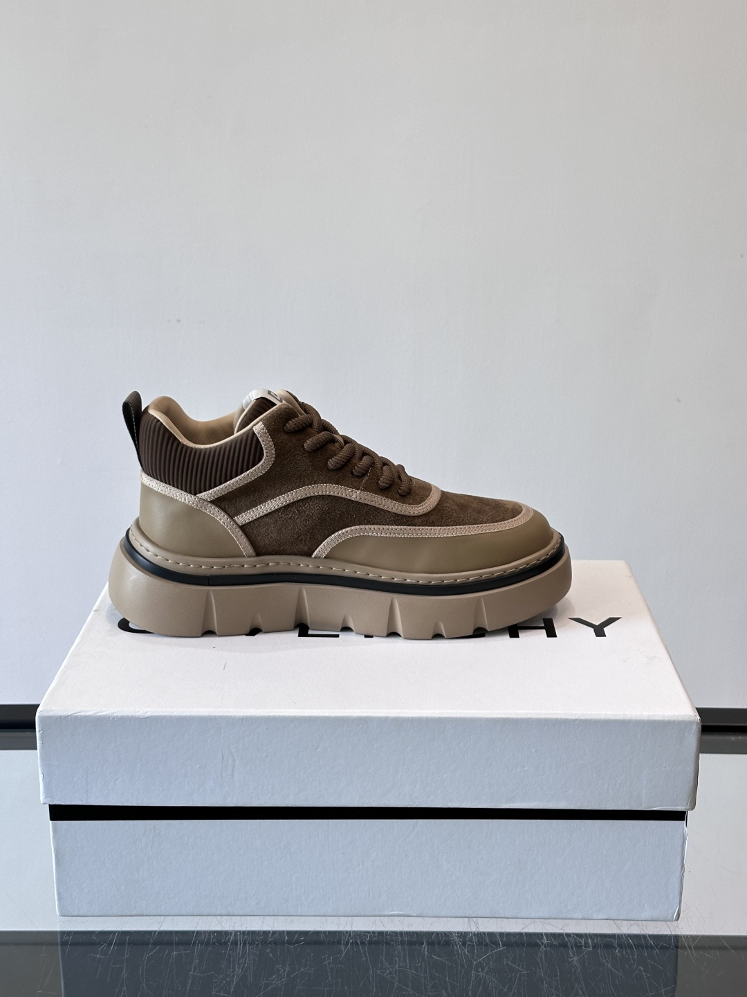 G纪梵希男士厚底休闲鞋，采用麂皮+牛皮拼接，质感细腻又耐用。厚底设计有增高效果，还能缓解走路疲劳，日常通