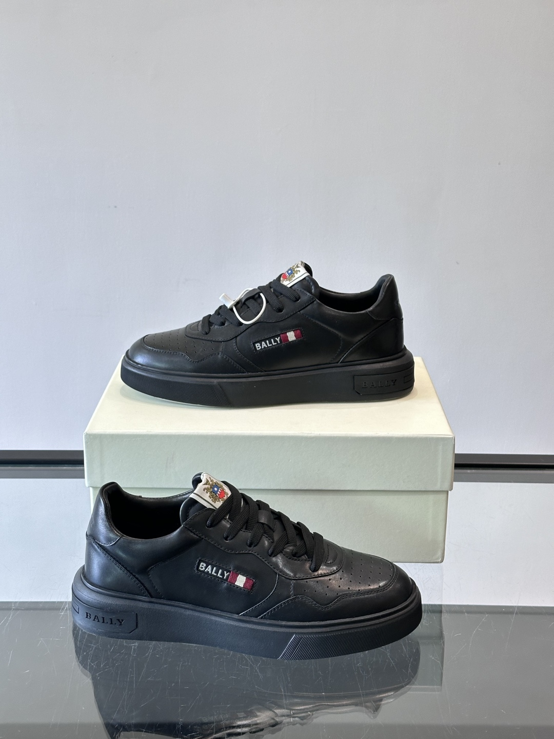 BALLY男士拼色休闲板鞋，采用真皮+麂皮拼接，质感细腻又耐用。经典系带设计，白色橡胶鞋底防滑，日常穿搭