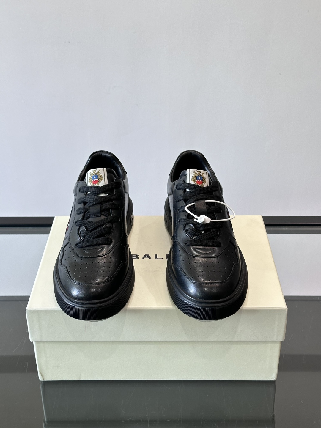 BALLY男士拼色休闲板鞋，采用真皮+麂皮拼接，质感细腻又耐用。经典系带设计，白色橡胶鞋底防滑，日常穿搭