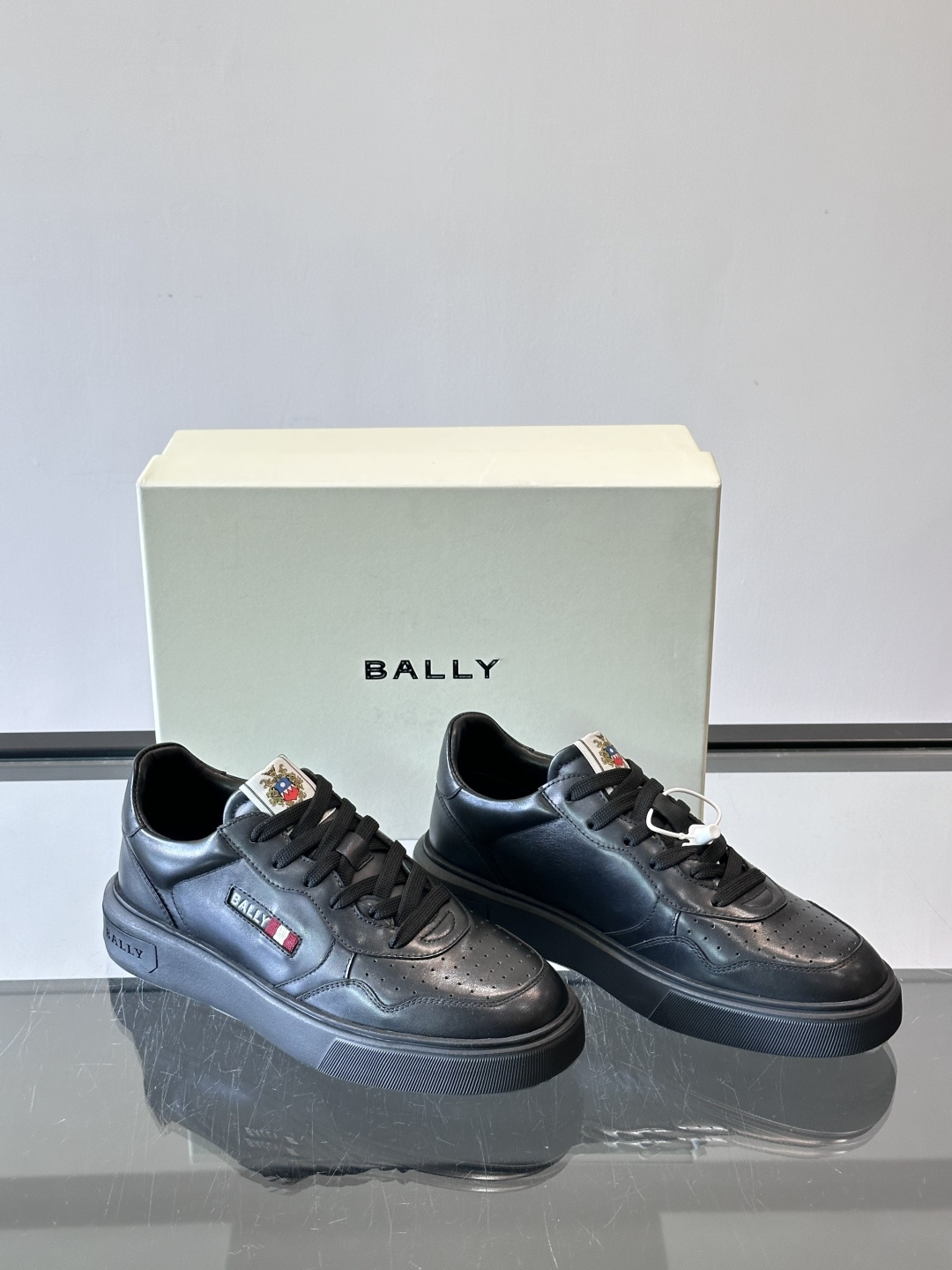 BALLY男士拼色休闲板鞋，采用真皮+麂皮拼接，质感细腻又耐用。经典系带设计，白色橡胶鞋底防滑，日常穿搭