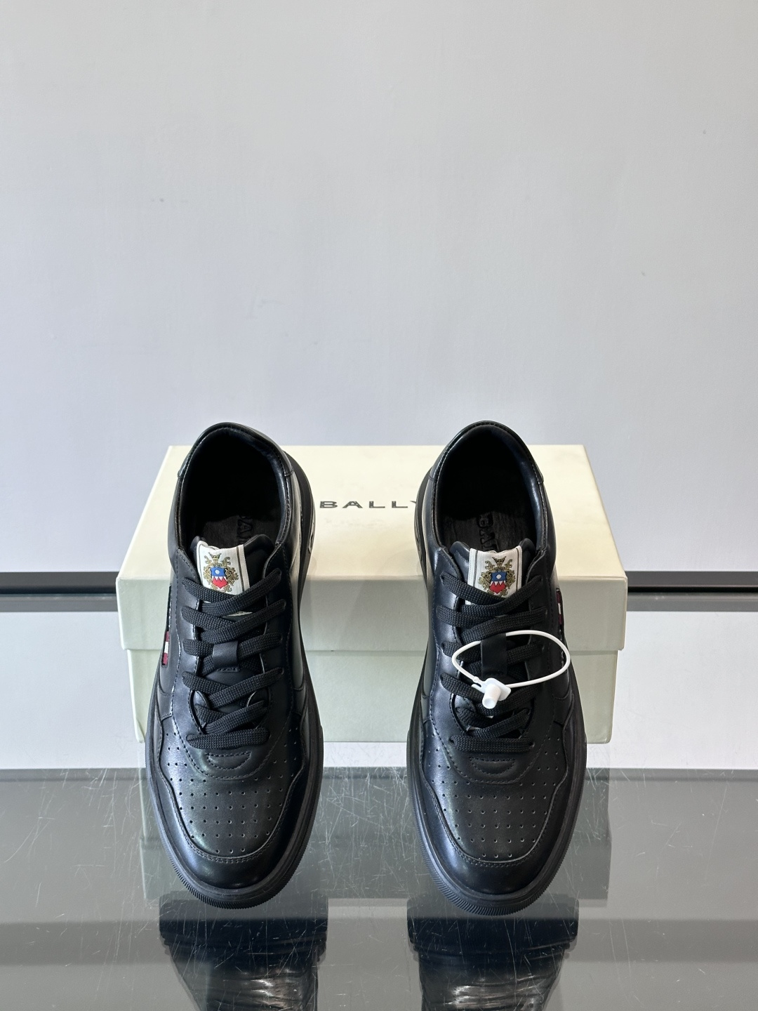 BALLY男士拼色休闲板鞋，采用真皮+麂皮拼接，质感细腻又耐用。经典系带设计，白色橡胶鞋底防滑，日常穿搭