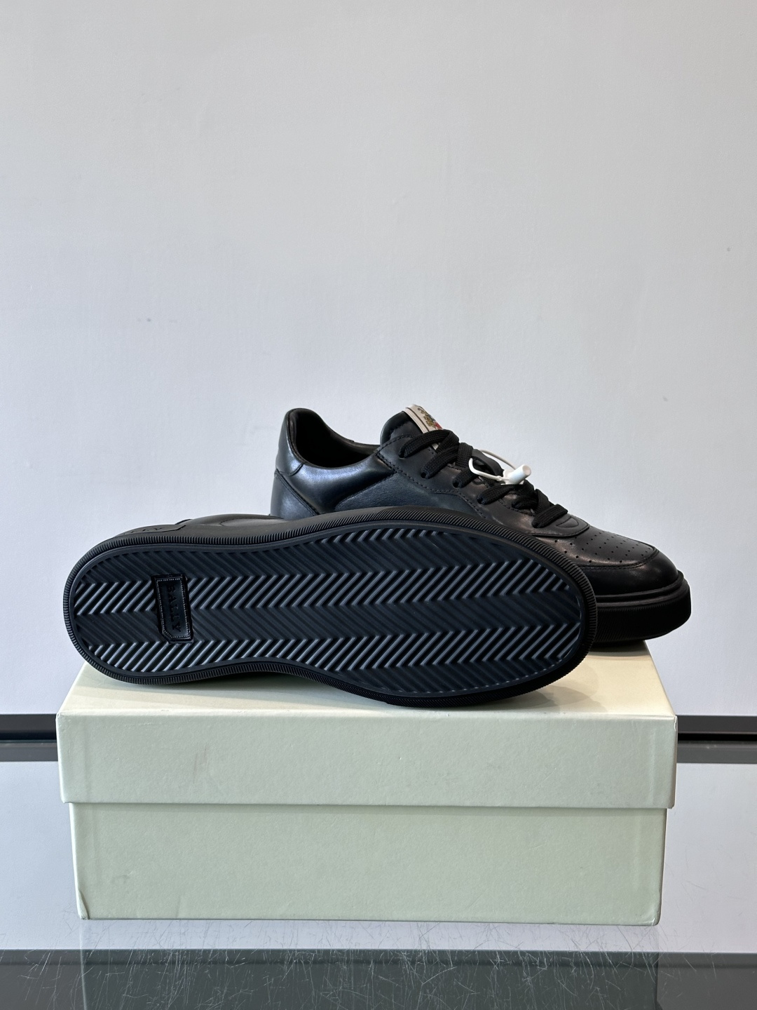 BALLY男士拼色休闲板鞋，采用真皮+麂皮拼接，质感细腻又耐用。经典系带设计，白色橡胶鞋底防滑，日常穿搭