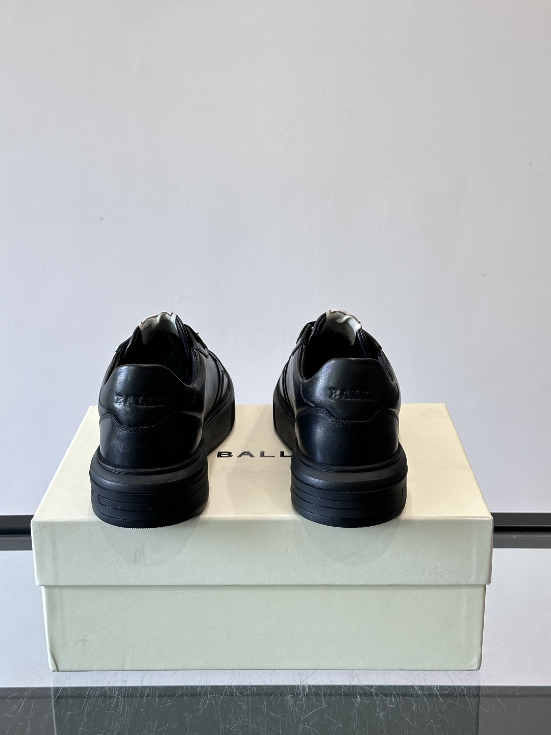 BALLY男士拼色休闲板鞋，采用真皮+麂皮拼接，质感细腻又耐用。经典系带设计，白色橡胶鞋底防滑，日常穿搭