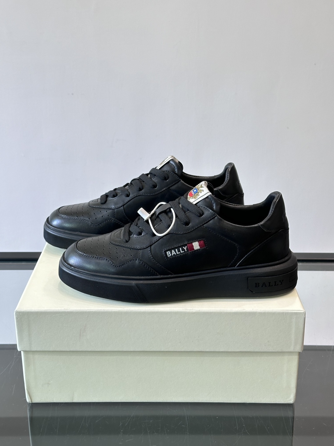 BALLY男士拼色休闲板鞋，采用真皮+麂皮拼接，质感细腻又耐用。经典系带设计，白色橡胶鞋底防滑，日常穿搭