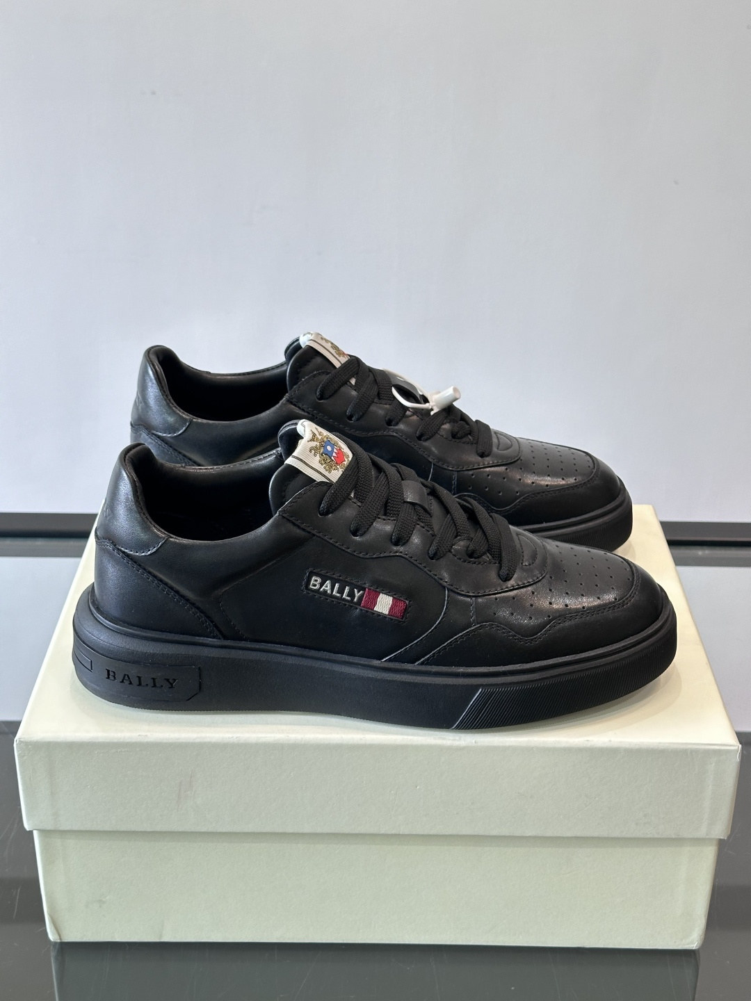 BALLY男士拼色休闲板鞋，采用真皮+麂皮拼接，质感细腻又耐用。经典系带设计，白色橡胶鞋底防滑，日常穿搭