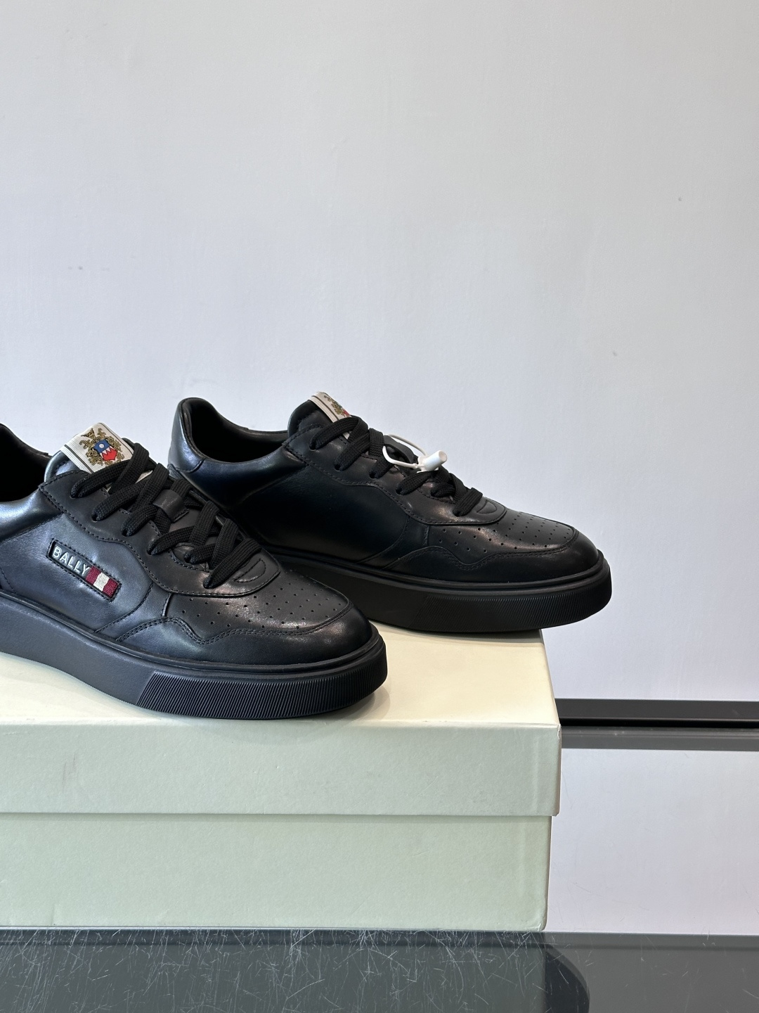 BALLY男士拼色休闲板鞋，采用真皮+麂皮拼接，质感细腻又耐用。经典系带设计，白色橡胶鞋底防滑，日常穿搭