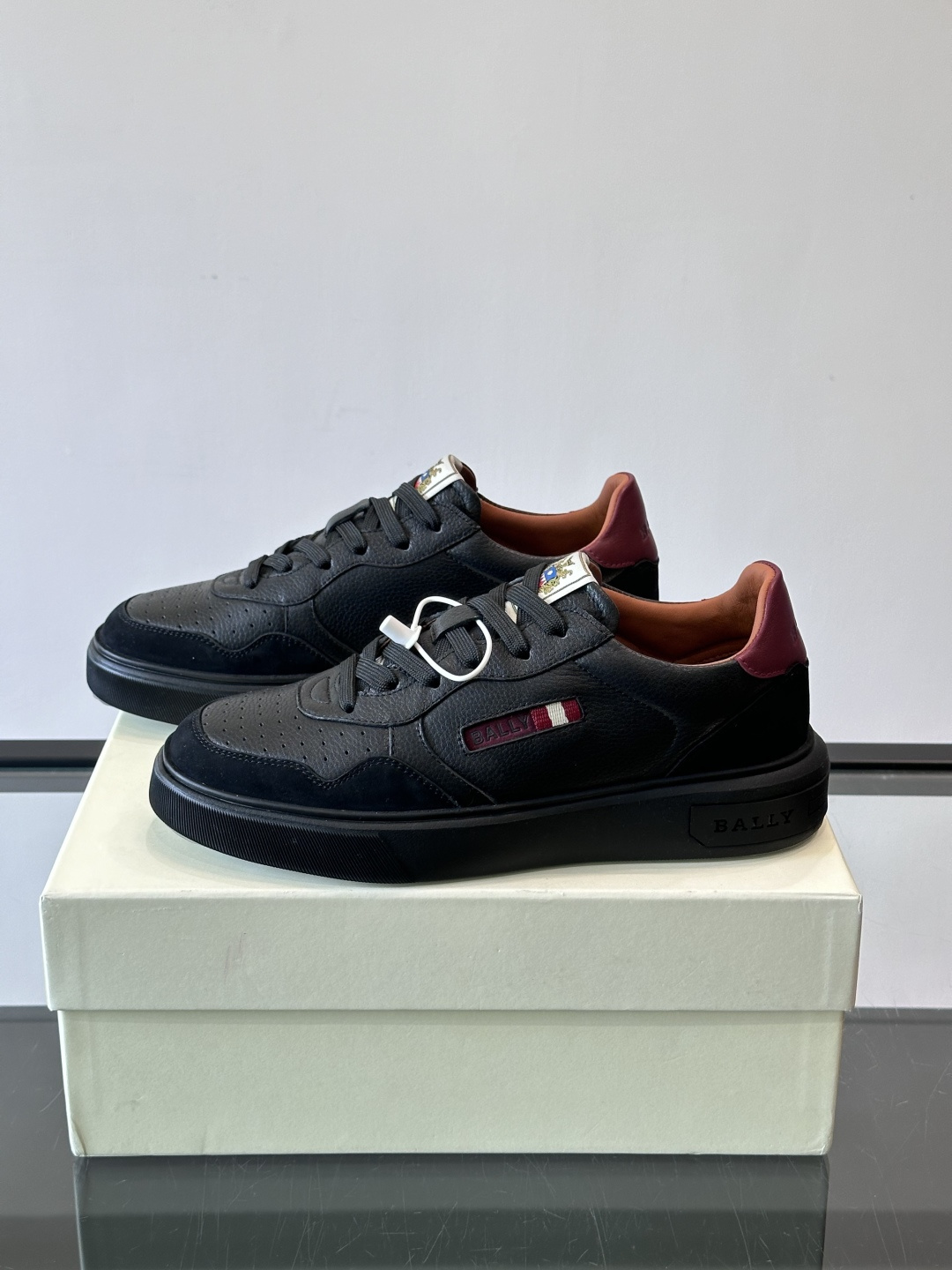 BALLY男士拼色休闲板鞋，采用真皮+麂皮拼接，质感细腻又耐用。经典系带设计，白色橡胶鞋底防滑，日常穿搭