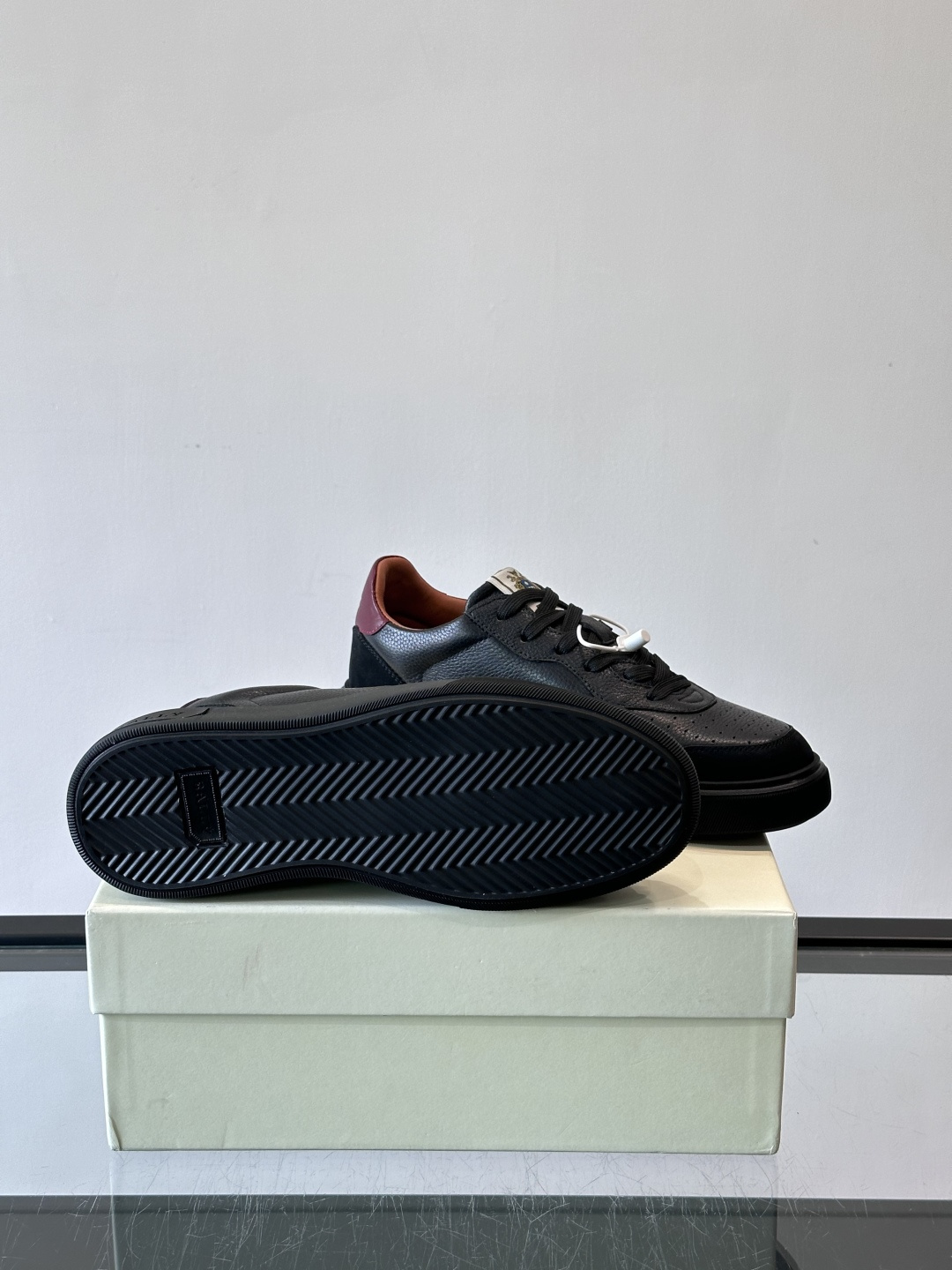 BALLY男士拼色休闲板鞋，采用真皮+麂皮拼接，质感细腻又耐用。经典系带设计，白色橡胶鞋底防滑，日常穿搭