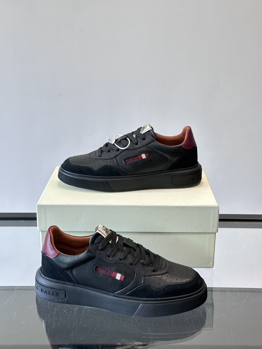 BALLY男士拼色休闲板鞋，采用真皮+麂皮拼接，质感细腻又耐用。经典系带设计，白色橡胶鞋底防滑，日常穿搭