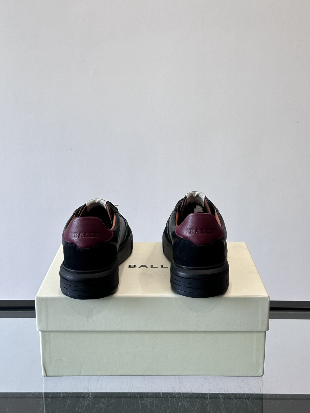 BALLY男士拼色休闲板鞋，采用真皮+麂皮拼接，质感细腻又耐用。经典系带设计，白色橡胶鞋底防滑，日常穿搭