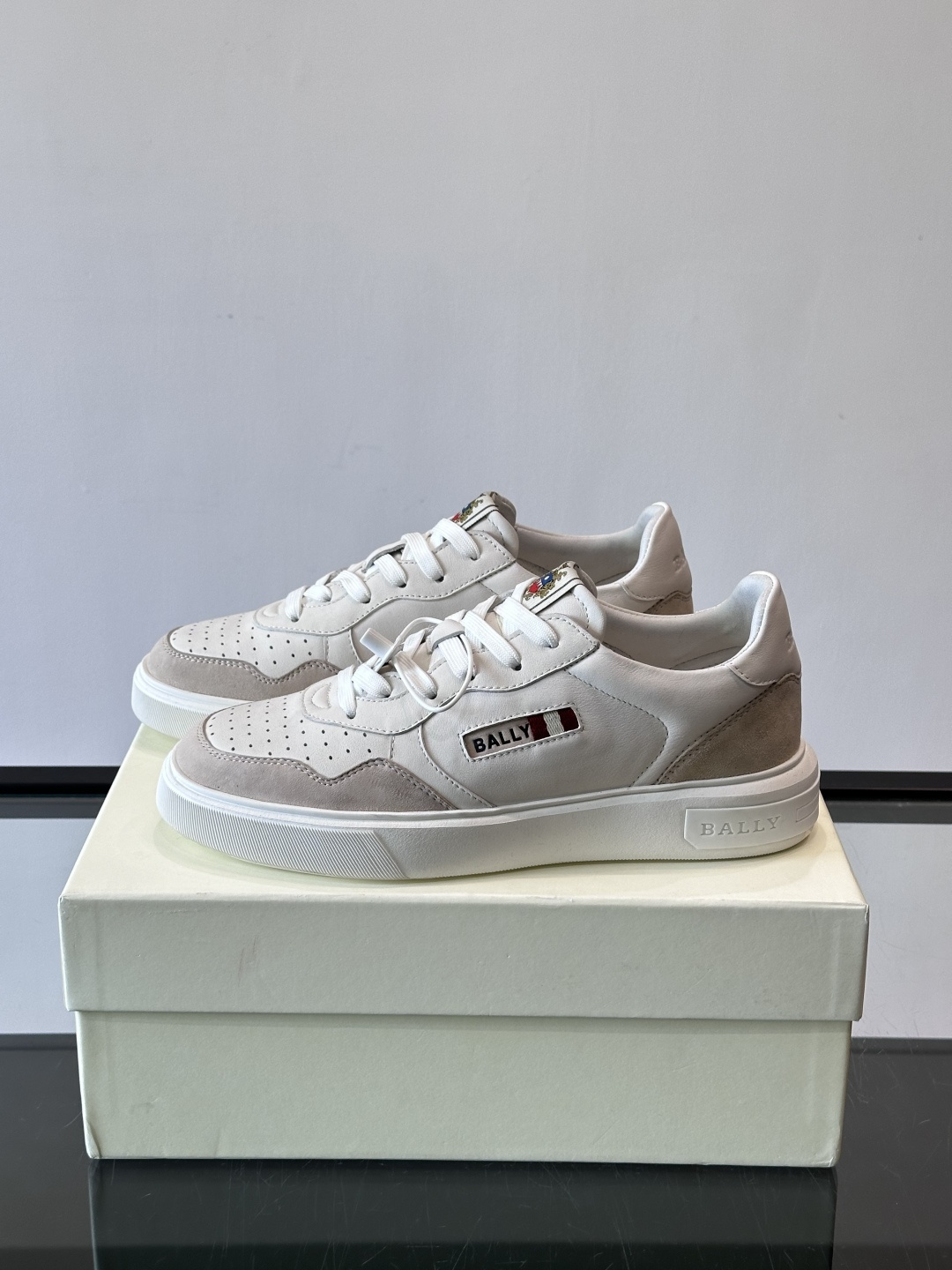 BALLY男士拼色休闲板鞋，采用真皮+麂皮拼接，质感细腻又耐用。经典系带设计，白色橡胶鞋底防滑，日常穿搭