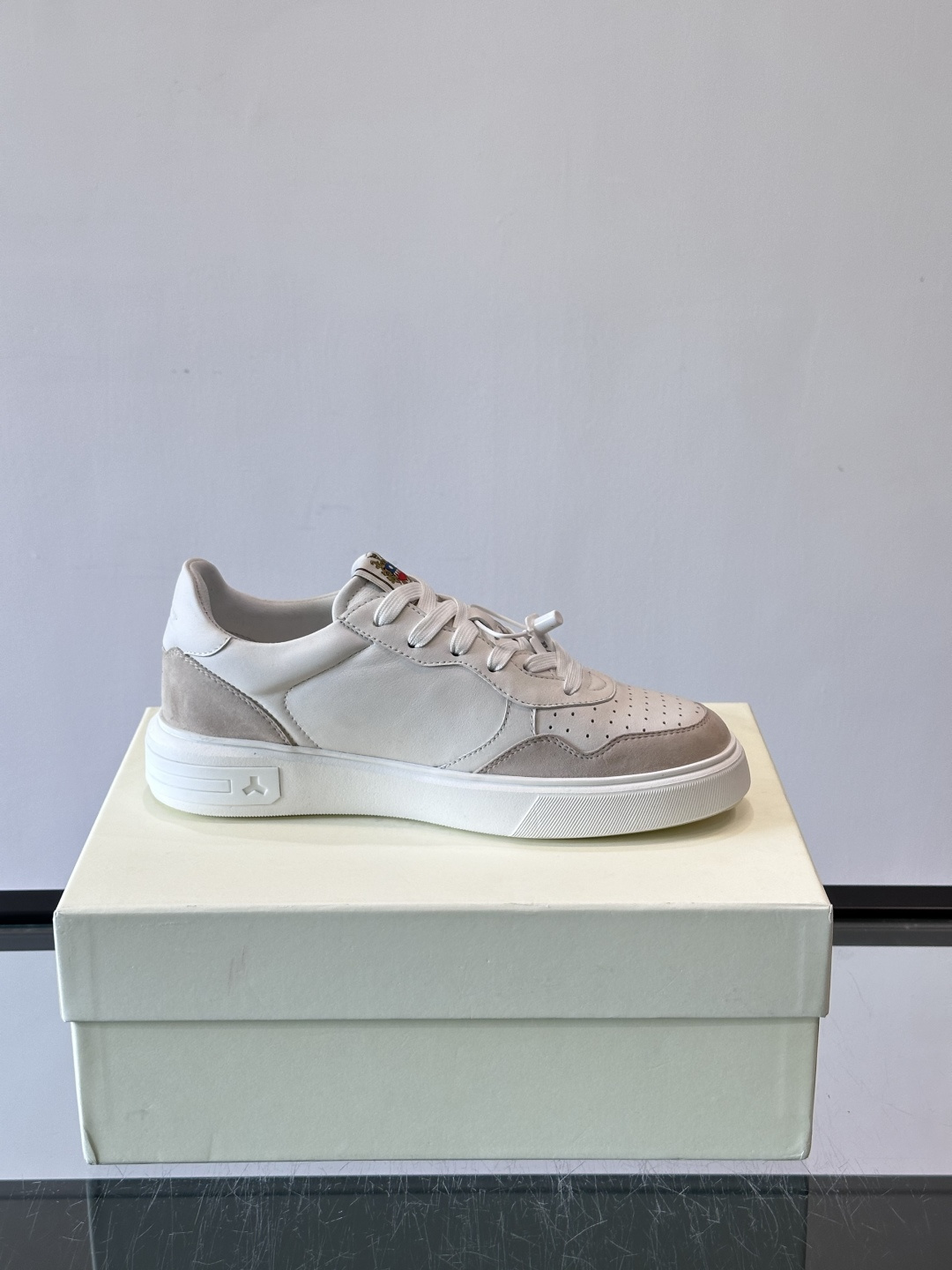 BALLY男士拼色休闲板鞋，采用真皮+麂皮拼接，质感细腻又耐用。经典系带设计，白色橡胶鞋底防滑，日常穿搭