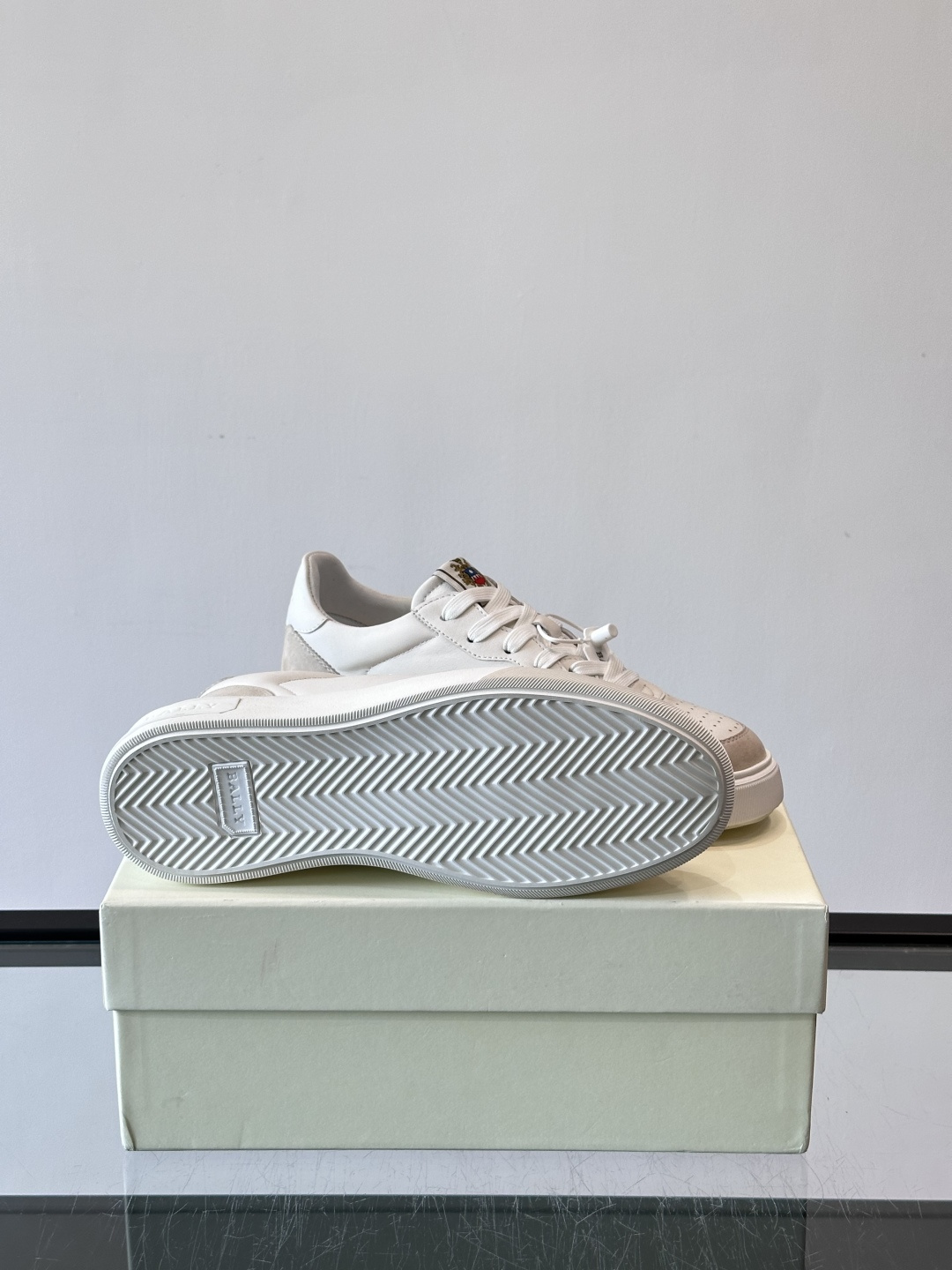 BALLY男士拼色休闲板鞋，采用真皮+麂皮拼接，质感细腻又耐用。经典系带设计，白色橡胶鞋底防滑，日常穿搭