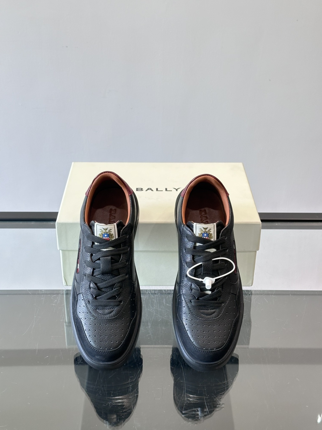 BALLY男士拼色休闲板鞋，采用真皮+麂皮拼接，质感细腻又耐用。经典系带设计，白色橡胶鞋底防滑，日常穿搭