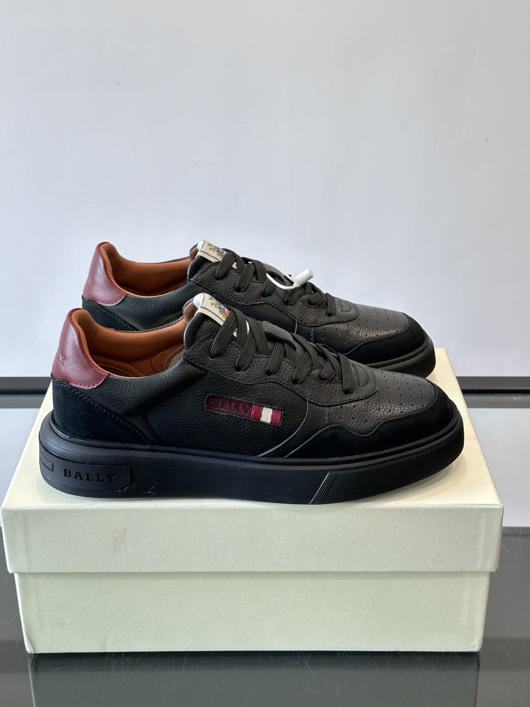 BALLY男士拼色休闲板鞋，采用真皮+麂皮拼接，质感细腻又耐用。经典系带设计，白色橡胶鞋底防滑，日常穿搭