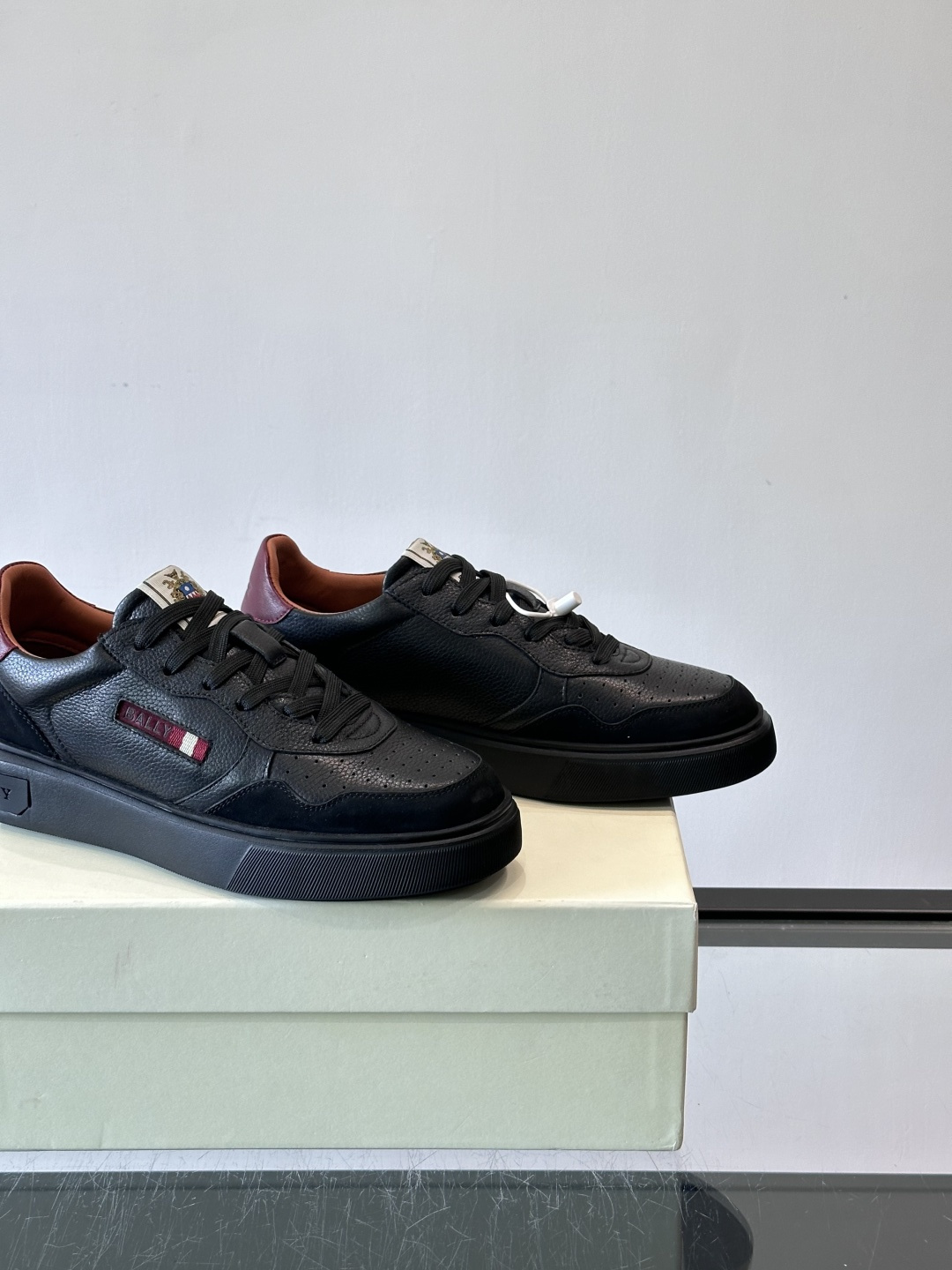 BALLY男士拼色休闲板鞋，采用真皮+麂皮拼接，质感细腻又耐用。经典系带设计，白色橡胶鞋底防滑，日常穿搭