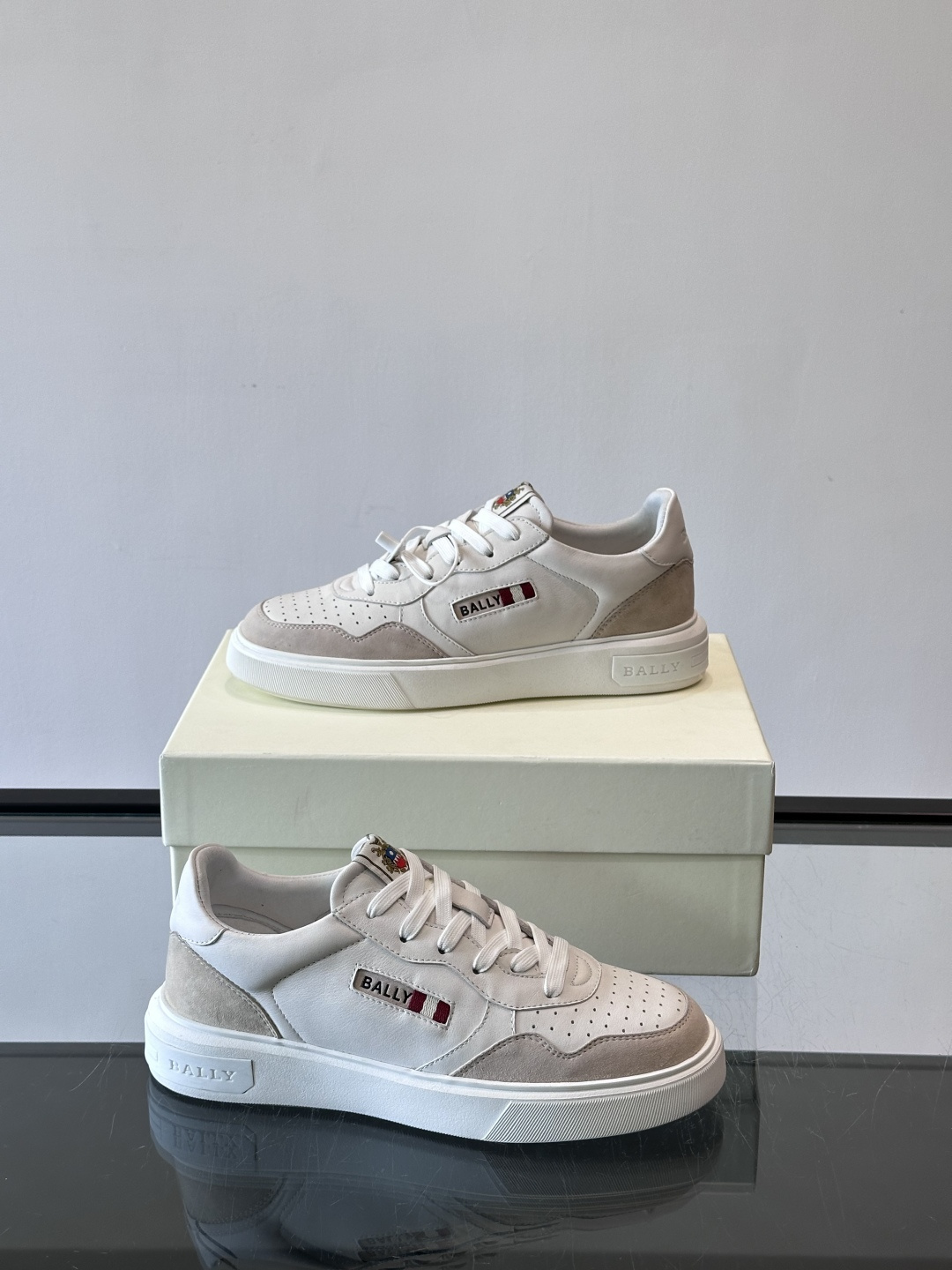 BALLY男士拼色休闲板鞋，采用真皮+麂皮拼接，质感细腻又耐用。经典系带设计，白色橡胶鞋底防滑，日常穿搭