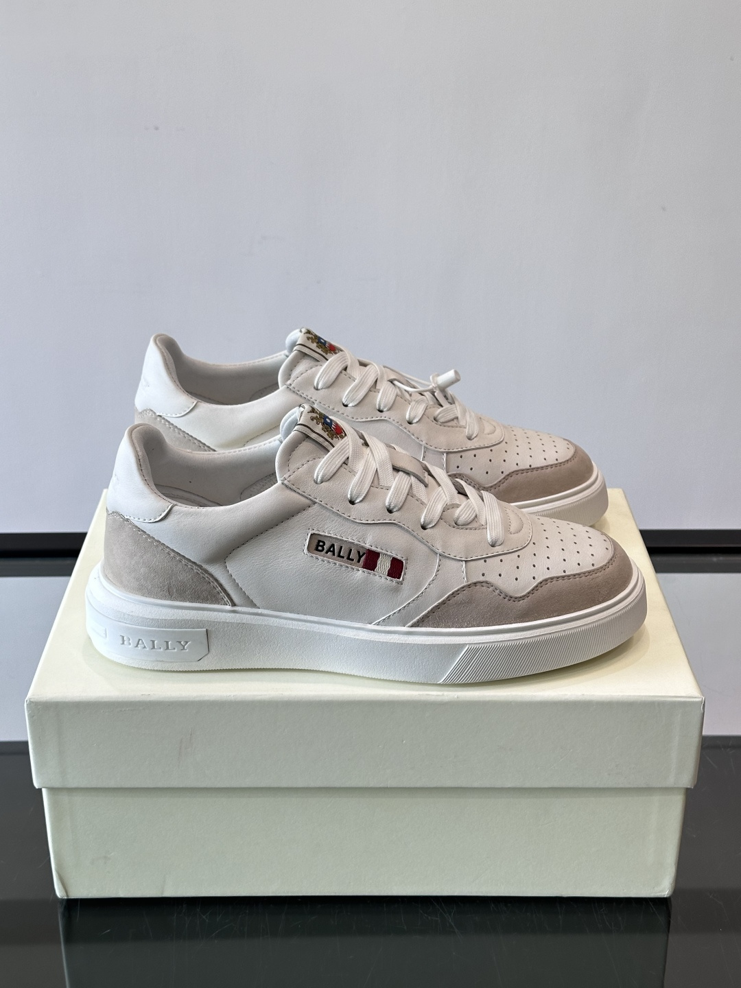 BALLY男士拼色休闲板鞋，采用真皮+麂皮拼接，质感细腻又耐用。经典系带设计，白色橡胶鞋底防滑，日常穿搭