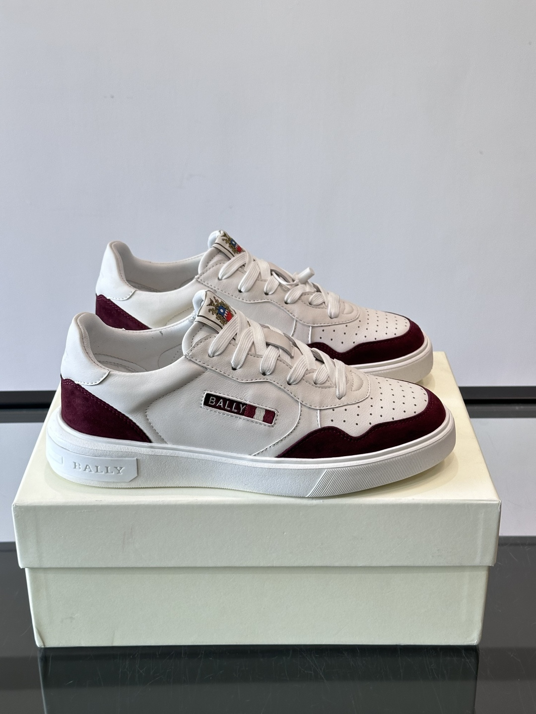 BALLY男士拼色休闲板鞋，采用真皮+麂皮拼接，质感细腻又耐用。经典系带设计，白色橡胶鞋底防滑，日常穿搭