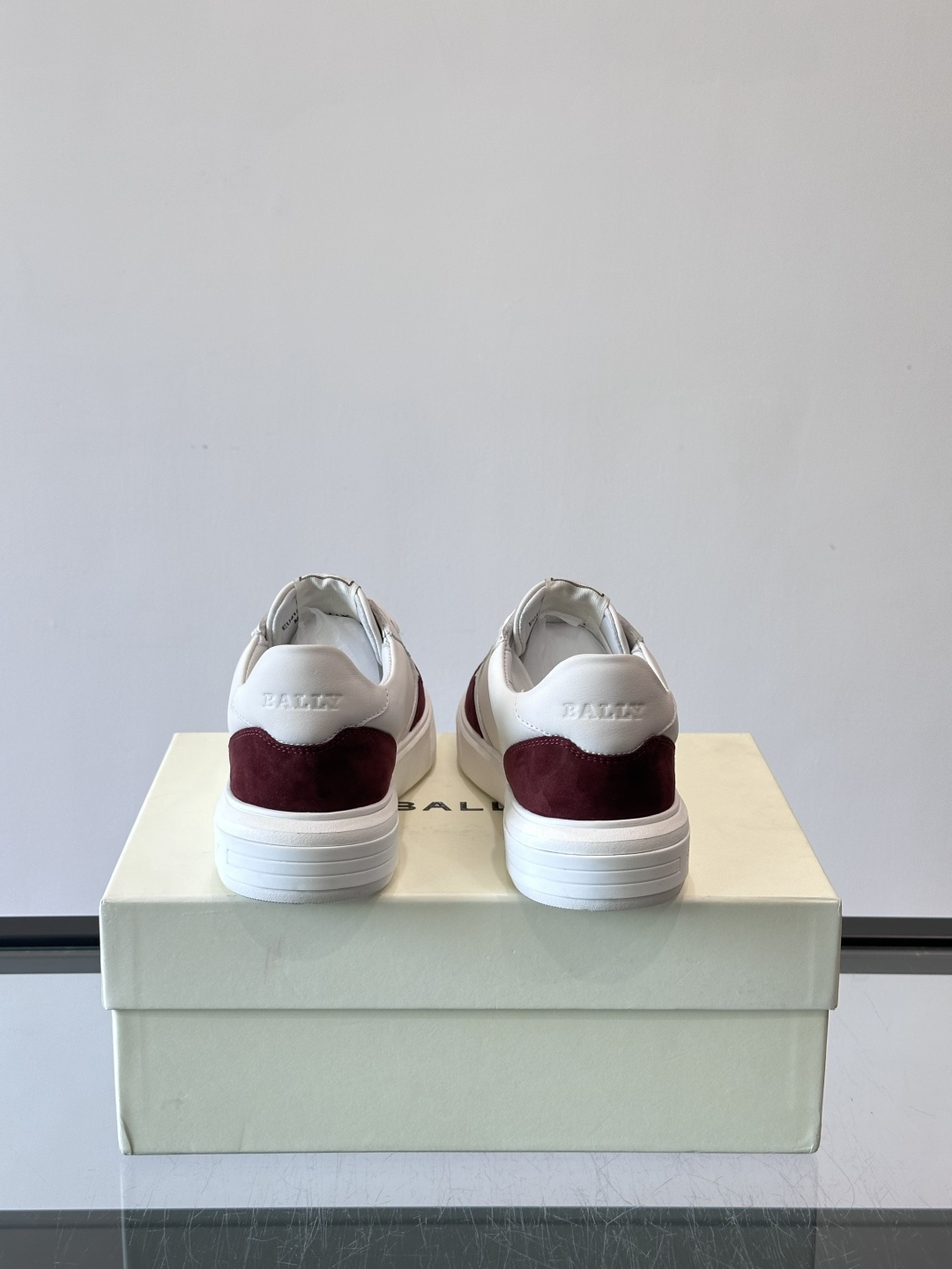 BALLY男士拼色休闲板鞋，采用真皮+麂皮拼接，质感细腻又耐用。经典系带设计，白色橡胶鞋底防滑，日常穿搭