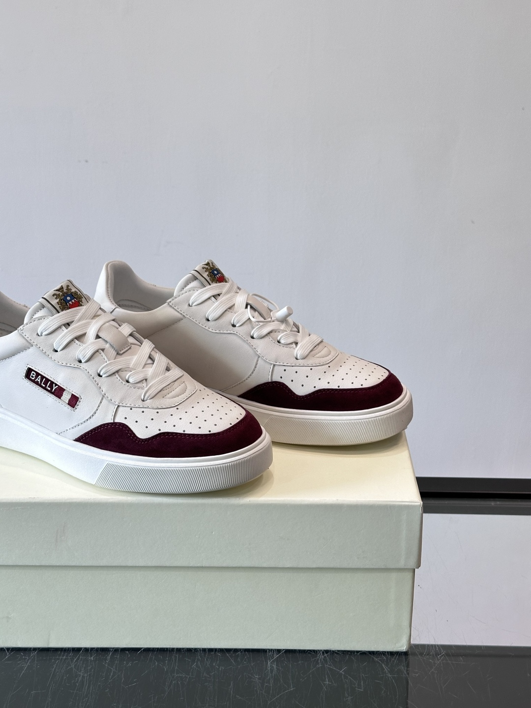 BALLY男士拼色休闲板鞋，采用真皮+麂皮拼接，质感细腻又耐用。经典系带设计，白色橡胶鞋底防滑，日常穿搭