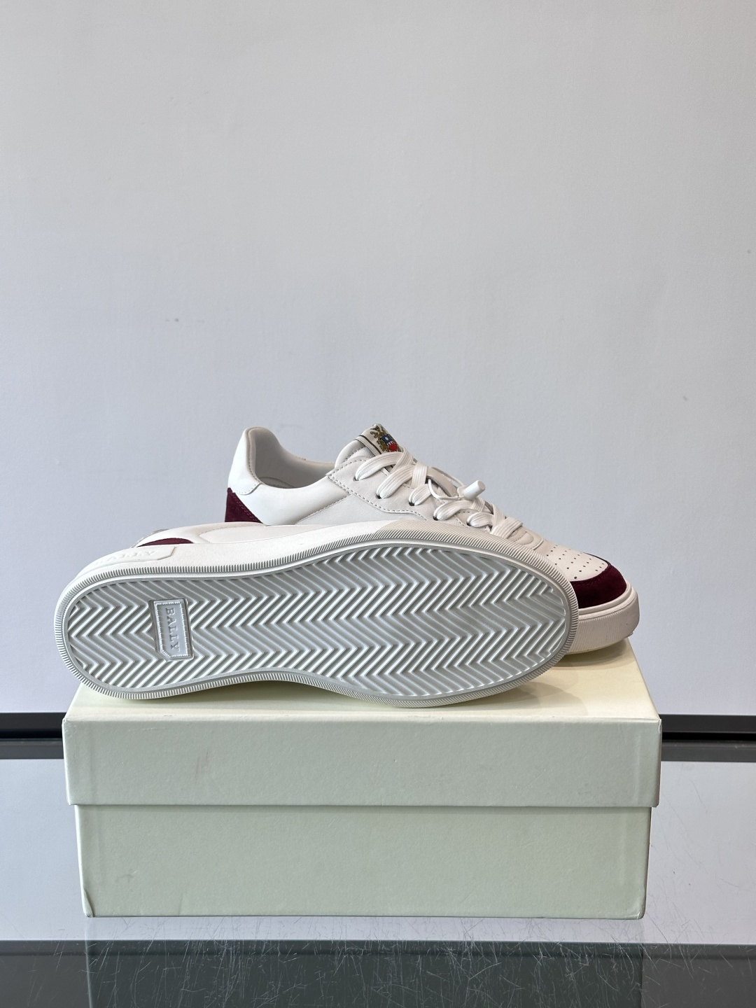 BALLY男士拼色休闲板鞋，采用真皮+麂皮拼接，质感细腻又耐用。经典系带设计，白色橡胶鞋底防滑，日常穿搭