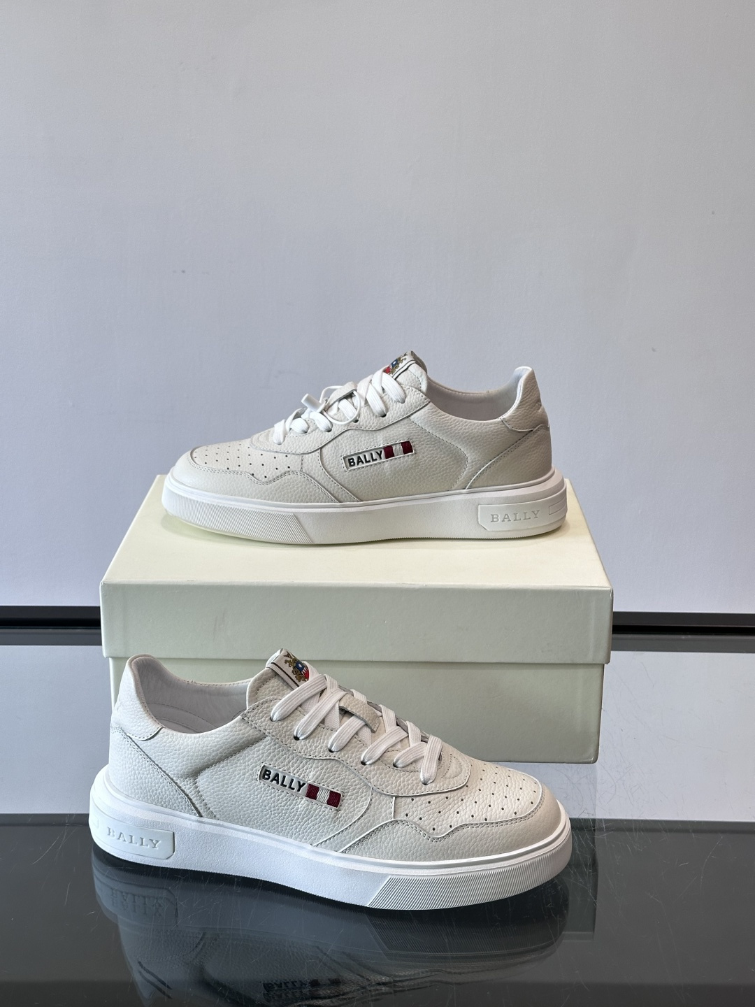 BALLY男士拼色休闲板鞋，采用真皮+麂皮拼接，质感细腻又耐用。经典系带设计，白色橡胶鞋底防滑，日常穿搭