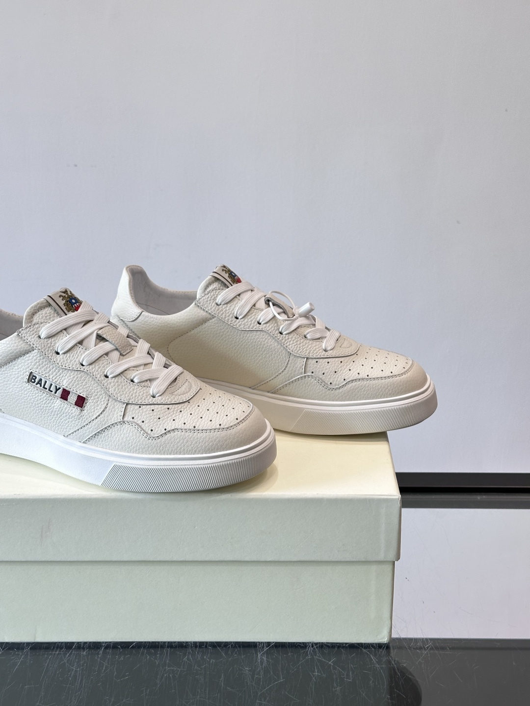 BALLY男士拼色休闲板鞋，采用真皮+麂皮拼接，质感细腻又耐用。经典系带设计，白色橡胶鞋底防滑，日常穿搭