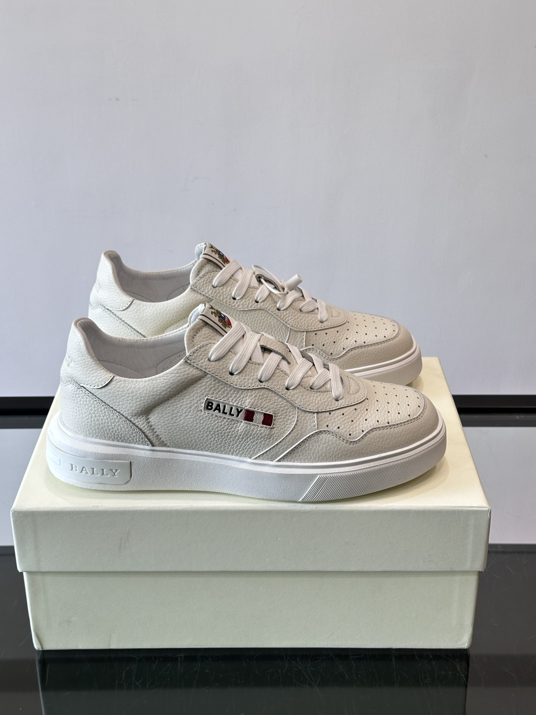 BALLY男士拼色休闲板鞋，采用真皮+麂皮拼接，质感细腻又耐用。经典系带设计，白色橡胶鞋底防滑，日常穿搭