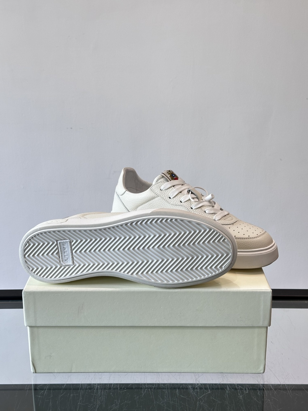 BALLY男士拼色休闲板鞋，采用真皮+麂皮拼接，质感细腻又耐用。经典系带设计，白色橡胶鞋底防滑，日常穿搭