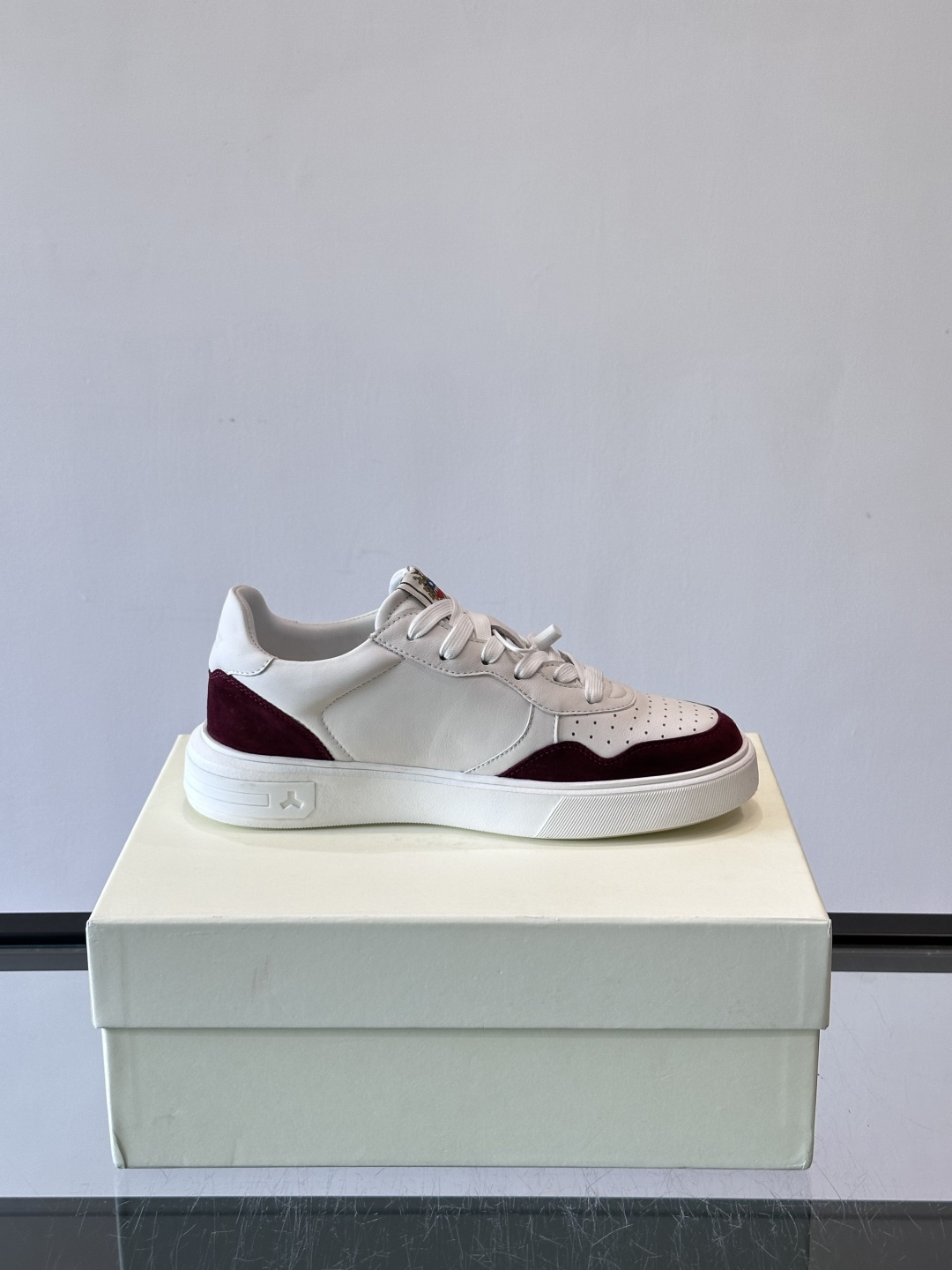 BALLY男士拼色休闲板鞋，采用真皮+麂皮拼接，质感细腻又耐用。经典系带设计，白色橡胶鞋底防滑，日常穿搭