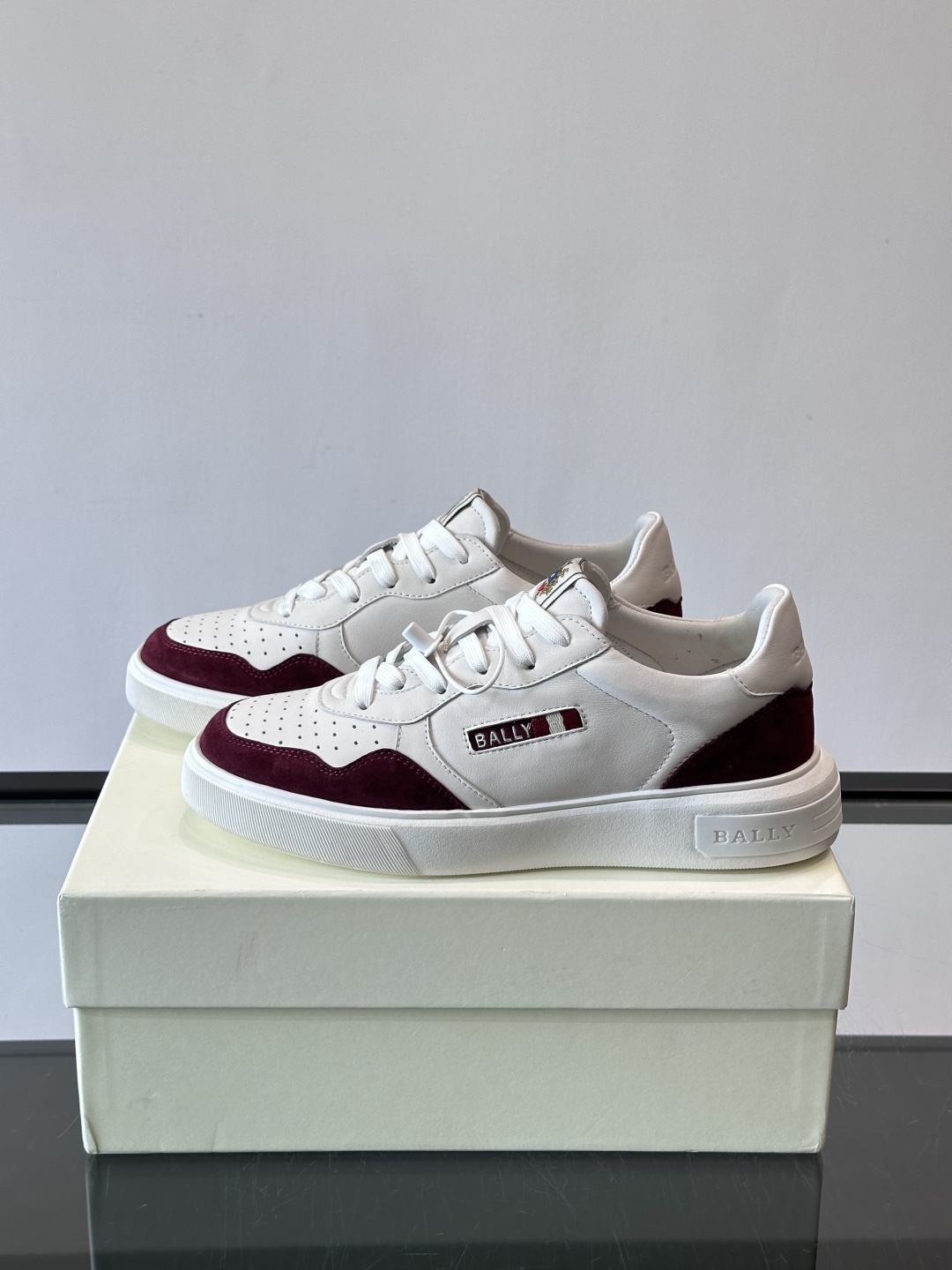 BALLY男士拼色休闲板鞋，采用真皮+麂皮拼接，质感细腻又耐用。经典系带设计，白色橡胶鞋底防滑，日常穿搭
