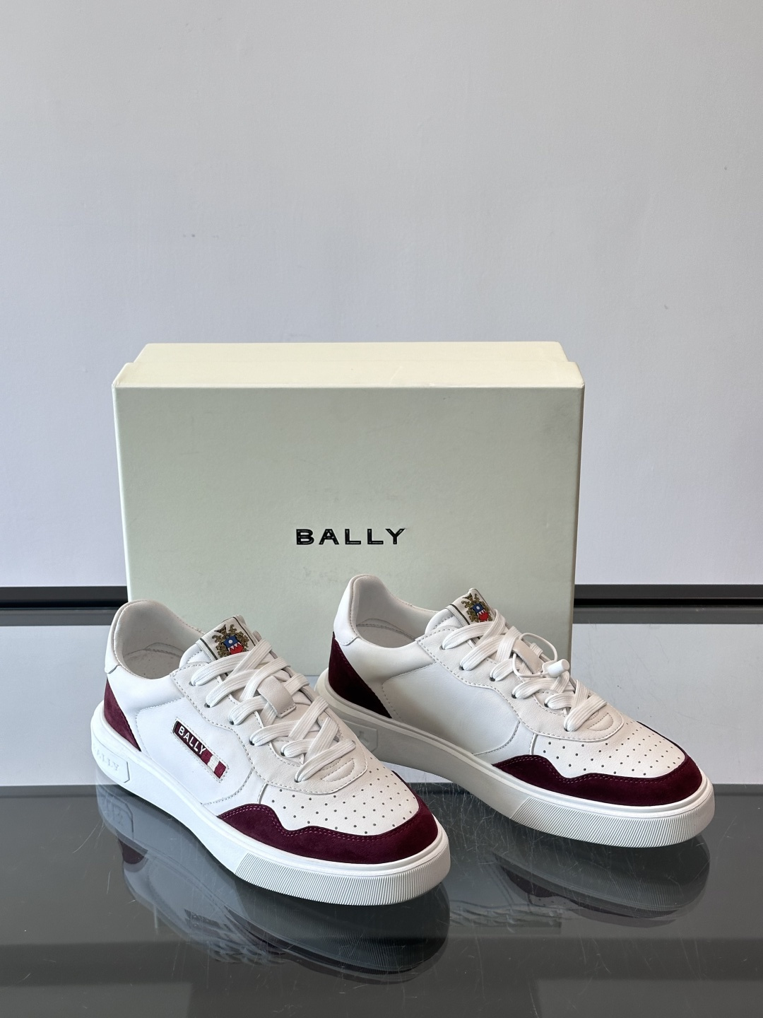 BALLY男士拼色休闲板鞋，采用真皮+麂皮拼接，质感细腻又耐用。经典系带设计，白色橡胶鞋底防滑，日常穿搭