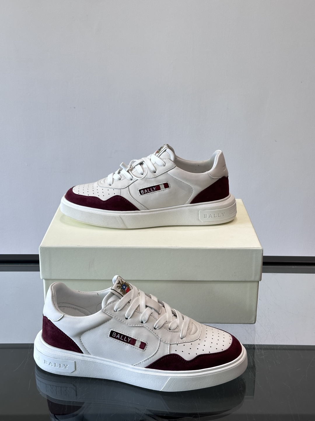 BALLY男士拼色休闲板鞋，采用真皮+麂皮拼接，质感细腻又耐用。经典系带设计，白色橡胶鞋底防滑，日常穿搭