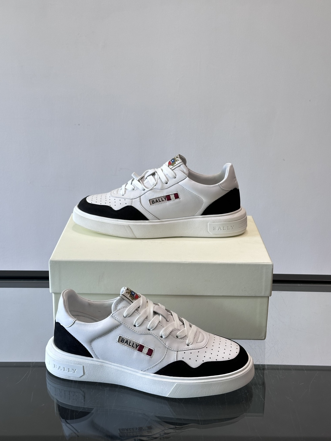 BALLY男士拼色休闲板鞋，采用真皮+麂皮拼接，质感细腻又耐用。经典系带设计，白色橡胶鞋底防滑，日常穿搭