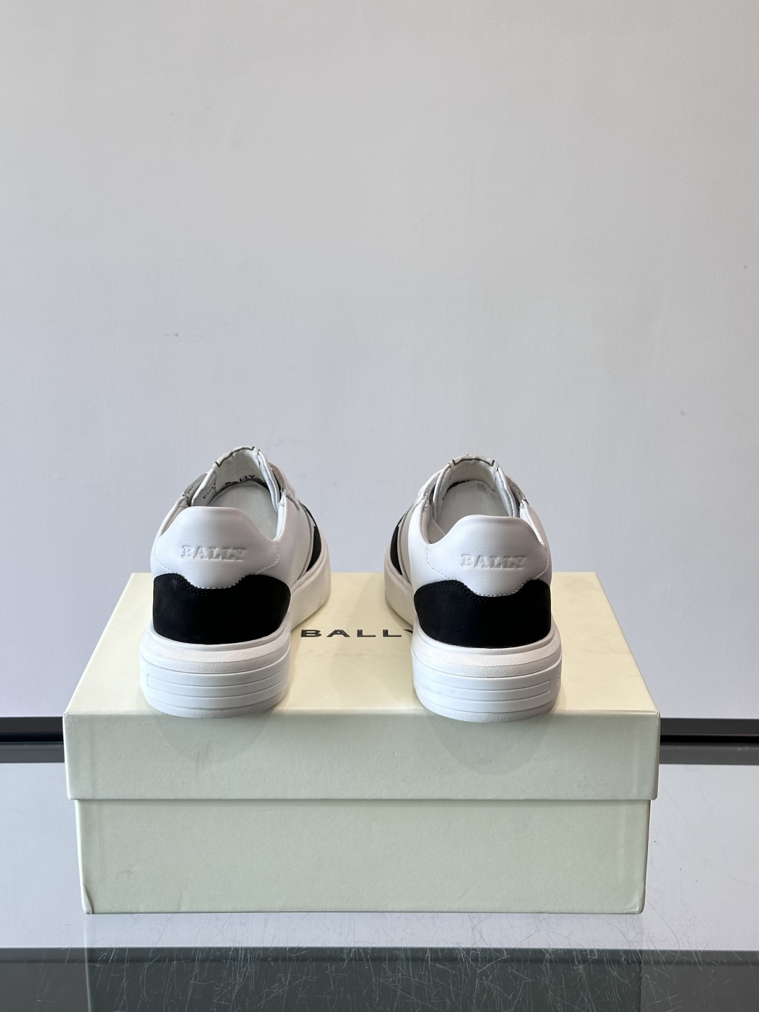 BALLY男士拼色休闲板鞋，采用真皮+麂皮拼接，质感细腻又耐用。经典系带设计，白色橡胶鞋底防滑，日常穿搭