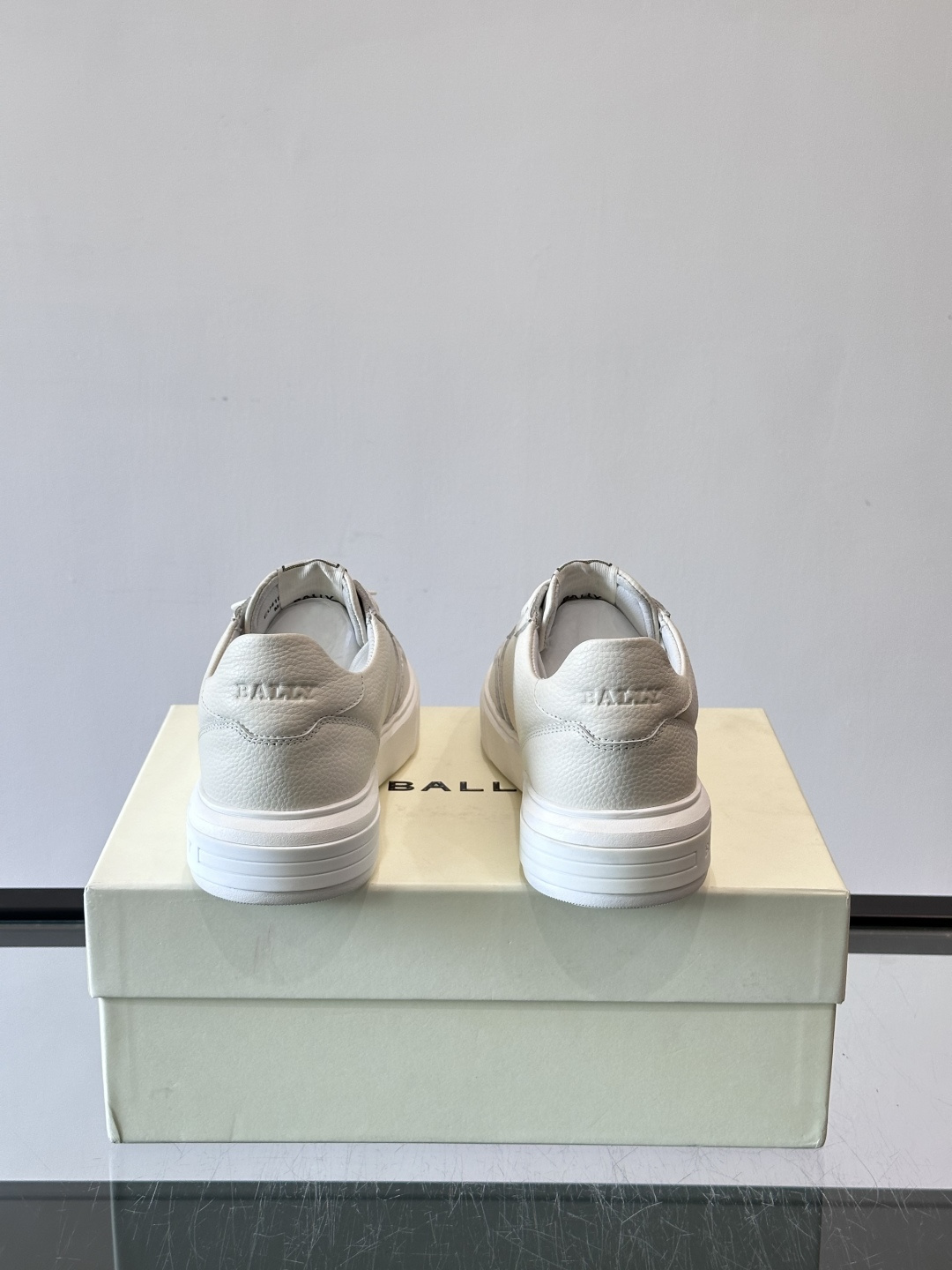 BALLY男士拼色休闲板鞋，采用真皮+麂皮拼接，质感细腻又耐用。经典系带设计，白色橡胶鞋底防滑，日常穿搭