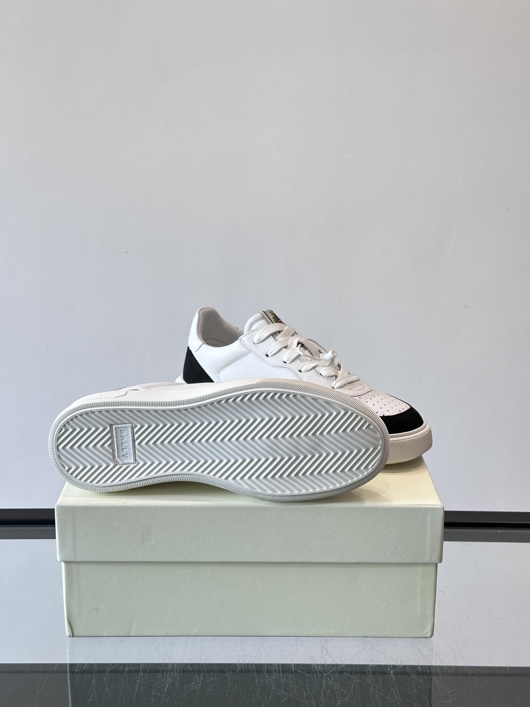 BALLY男士拼色休闲板鞋，采用真皮+麂皮拼接，质感细腻又耐用。经典系带设计，白色橡胶鞋底防滑，日常穿搭