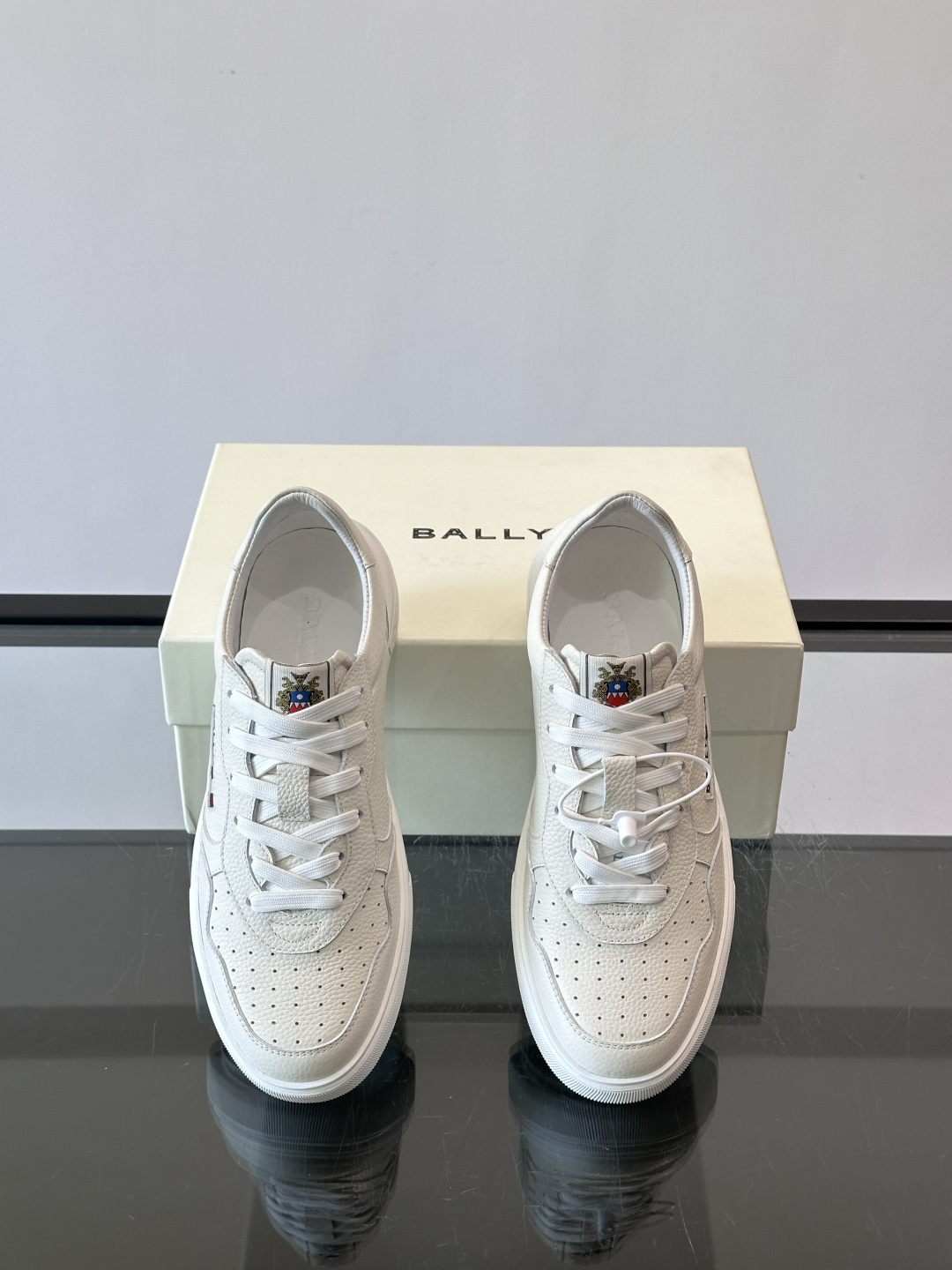 BALLY男士拼色休闲板鞋，采用真皮+麂皮拼接，质感细腻又耐用。经典系带设计，白色橡胶鞋底防滑，日常穿搭