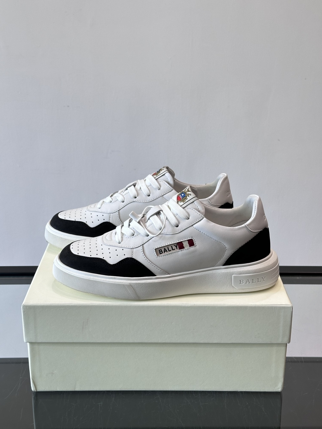 BALLY男士拼色休闲板鞋，采用真皮+麂皮拼接，质感细腻又耐用。经典系带设计，白色橡胶鞋底防滑，日常穿搭