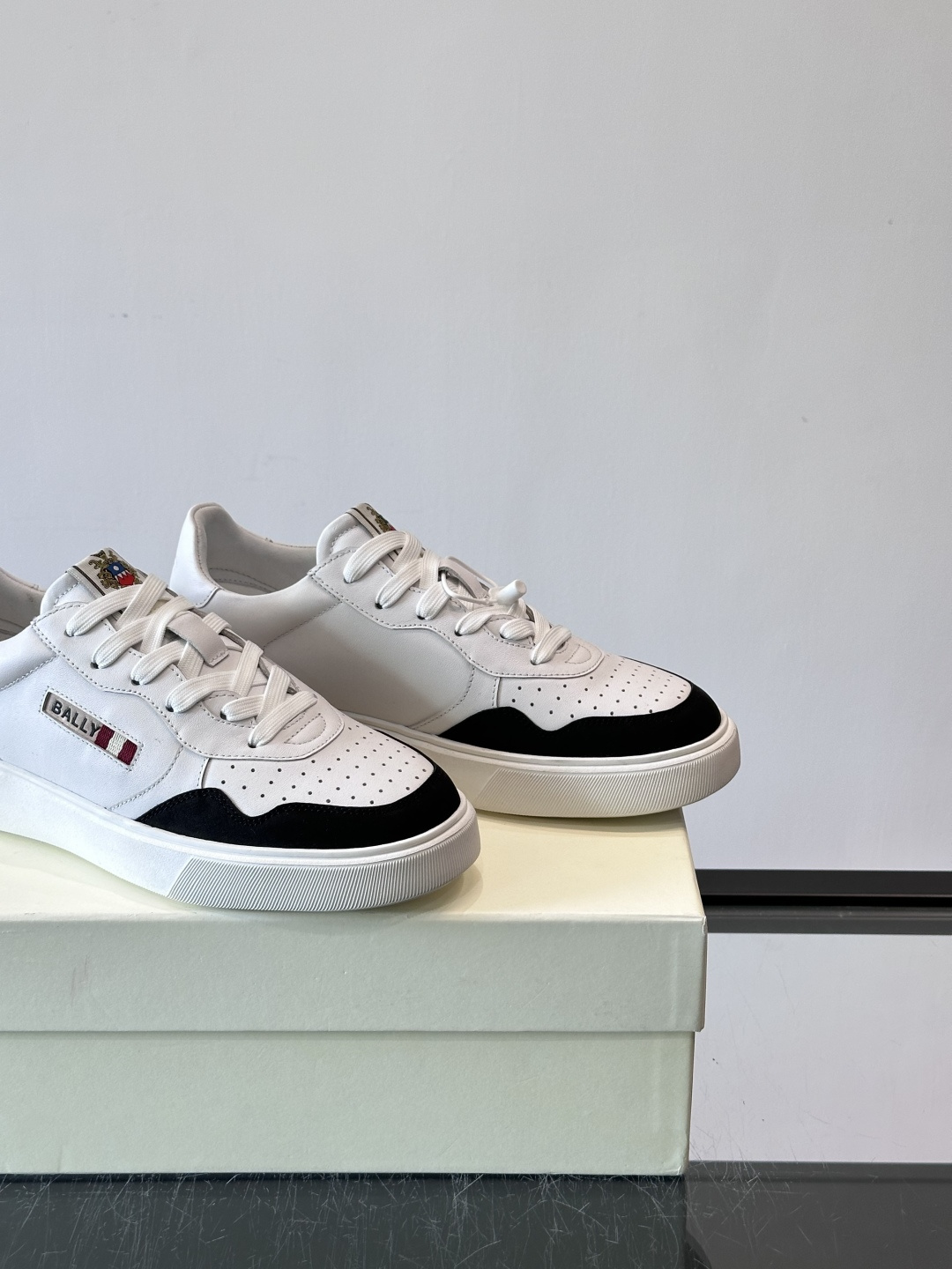 BALLY男士拼色休闲板鞋，采用真皮+麂皮拼接，质感细腻又耐用。经典系带设计，白色橡胶鞋底防滑，日常穿搭