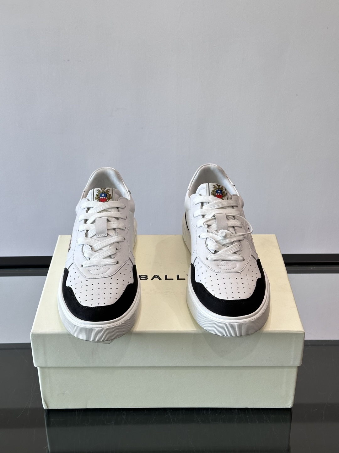 BALLY男士拼色休闲板鞋，采用真皮+麂皮拼接，质感细腻又耐用。经典系带设计，白色橡胶鞋底防滑，日常穿搭