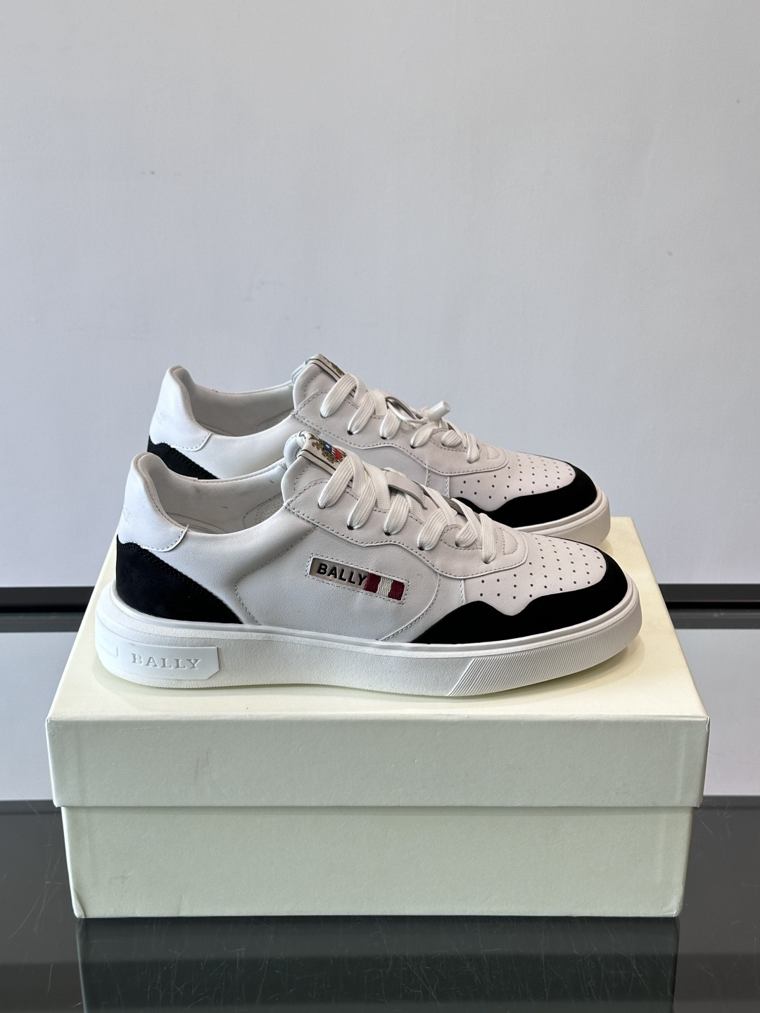 BALLY男士拼色休闲板鞋，采用真皮+麂皮拼接，质感细腻又耐用。经典系带设计，白色橡胶鞋底防滑，日常穿搭