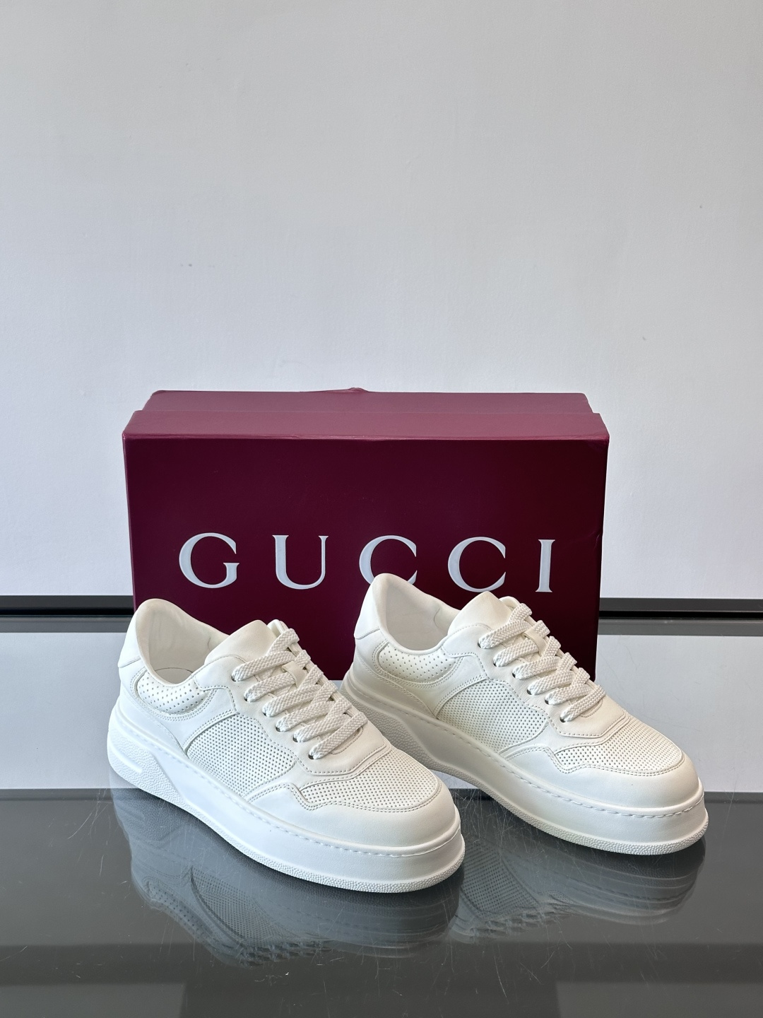 👟Gucci新款男士真皮休闲板鞋，头层牛皮+透气网布拼接，打孔设计超适合夏天穿！厚底轻便，增高又舒适，日