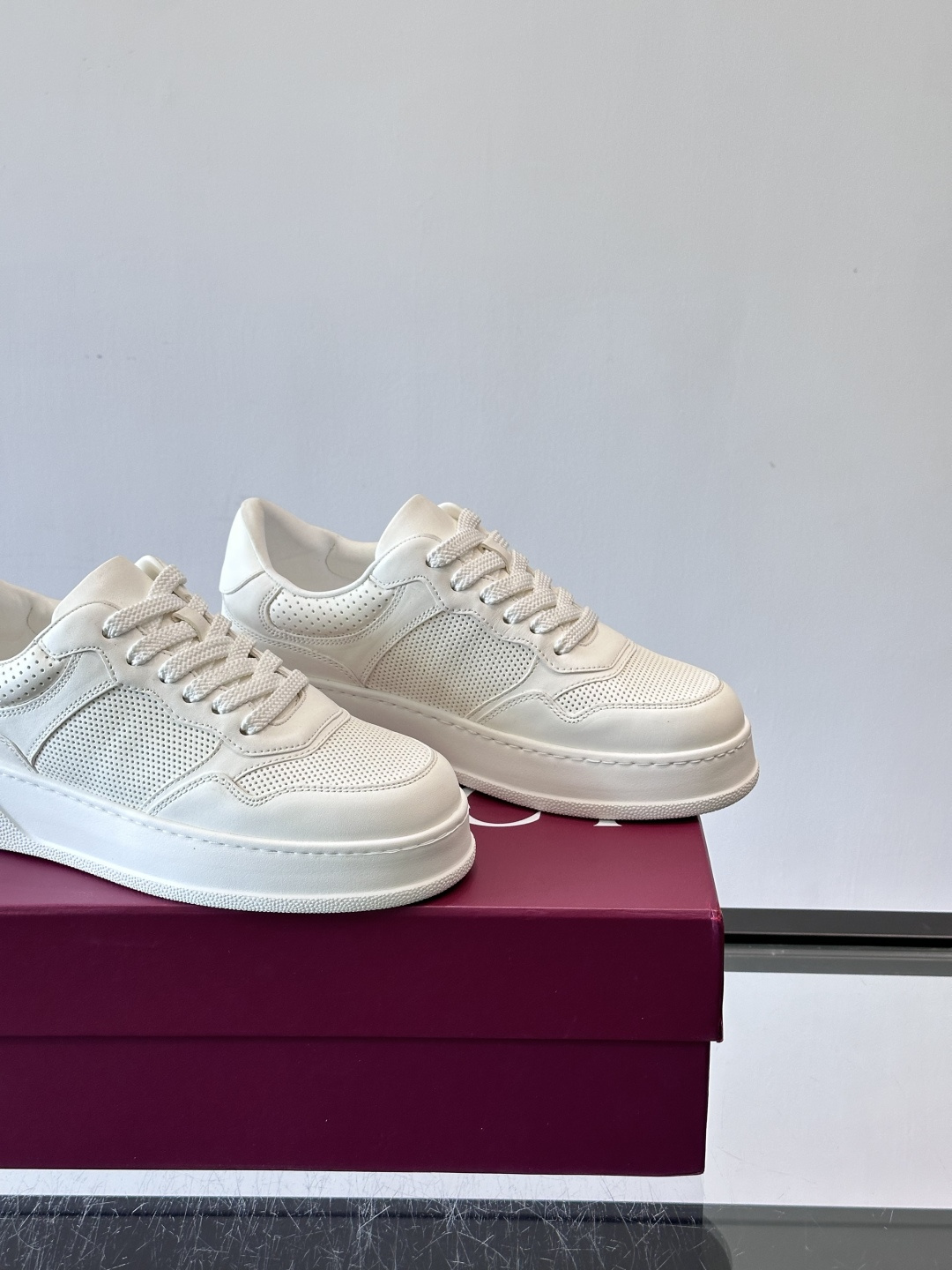 👟Gucci新款男士真皮休闲板鞋，头层牛皮+透气网布拼接，打孔设计超适合夏天穿！厚底轻便，增高又舒适，日