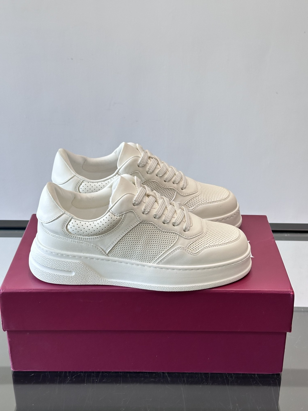 👟Gucci新款男士真皮休闲板鞋，头层牛皮+透气网布拼接，打孔设计超适合夏天穿！厚底轻便，增高又舒适，日