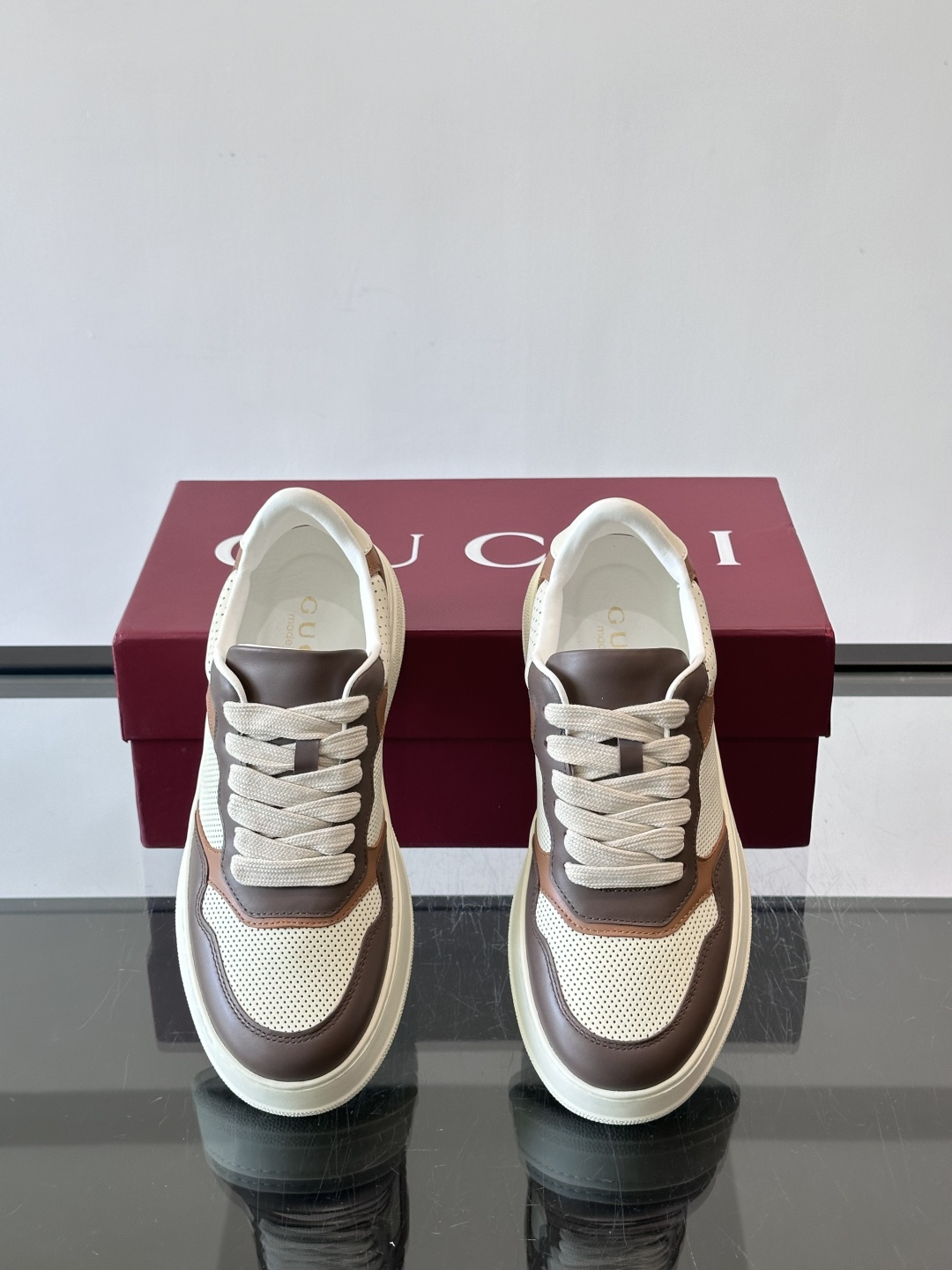 👟Gucci新款男士真皮休闲板鞋，头层牛皮+透气网布拼接，打孔设计超适合夏天穿！厚底轻便，增高又舒适，日